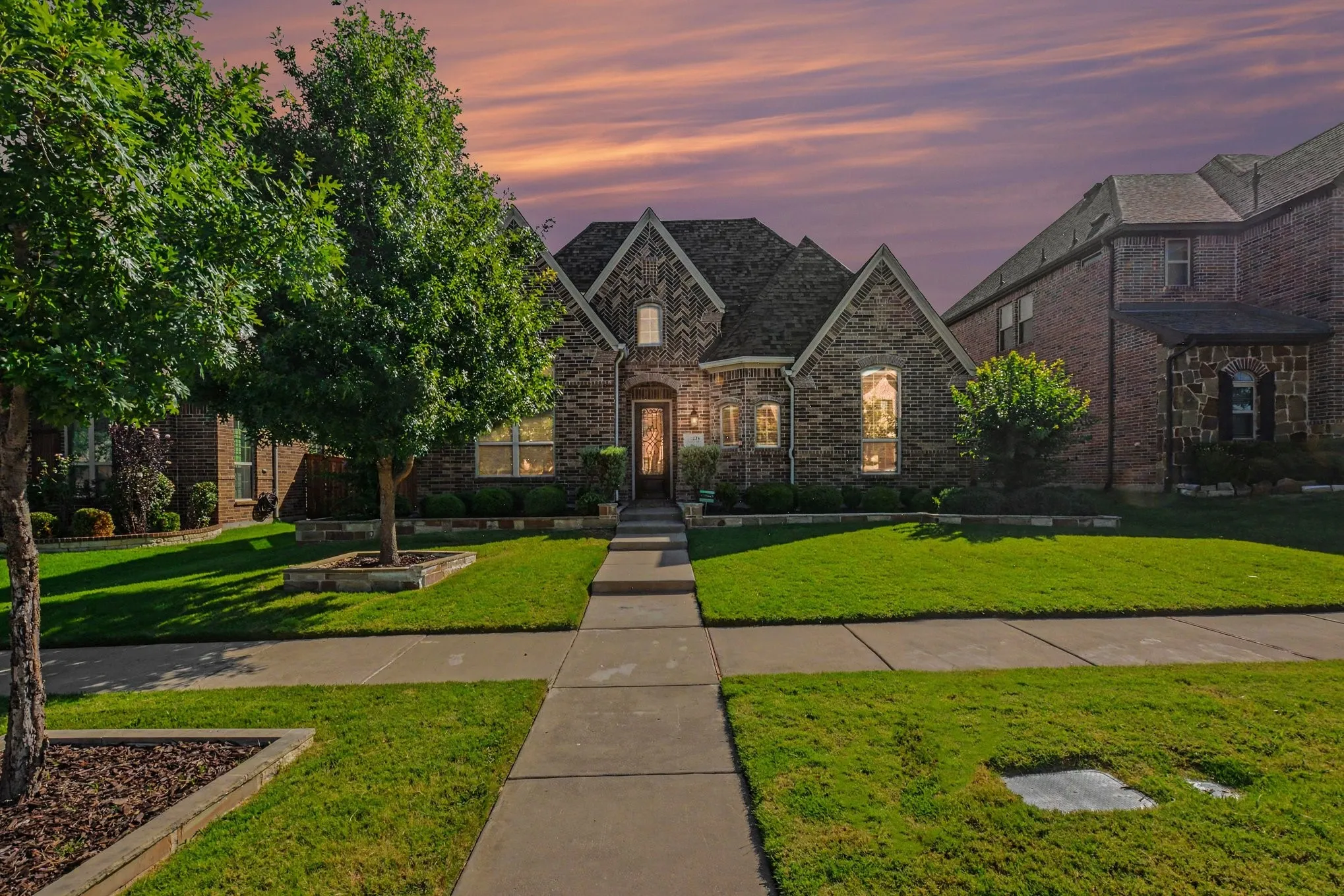 Dusk or Dawn, this home shows well!