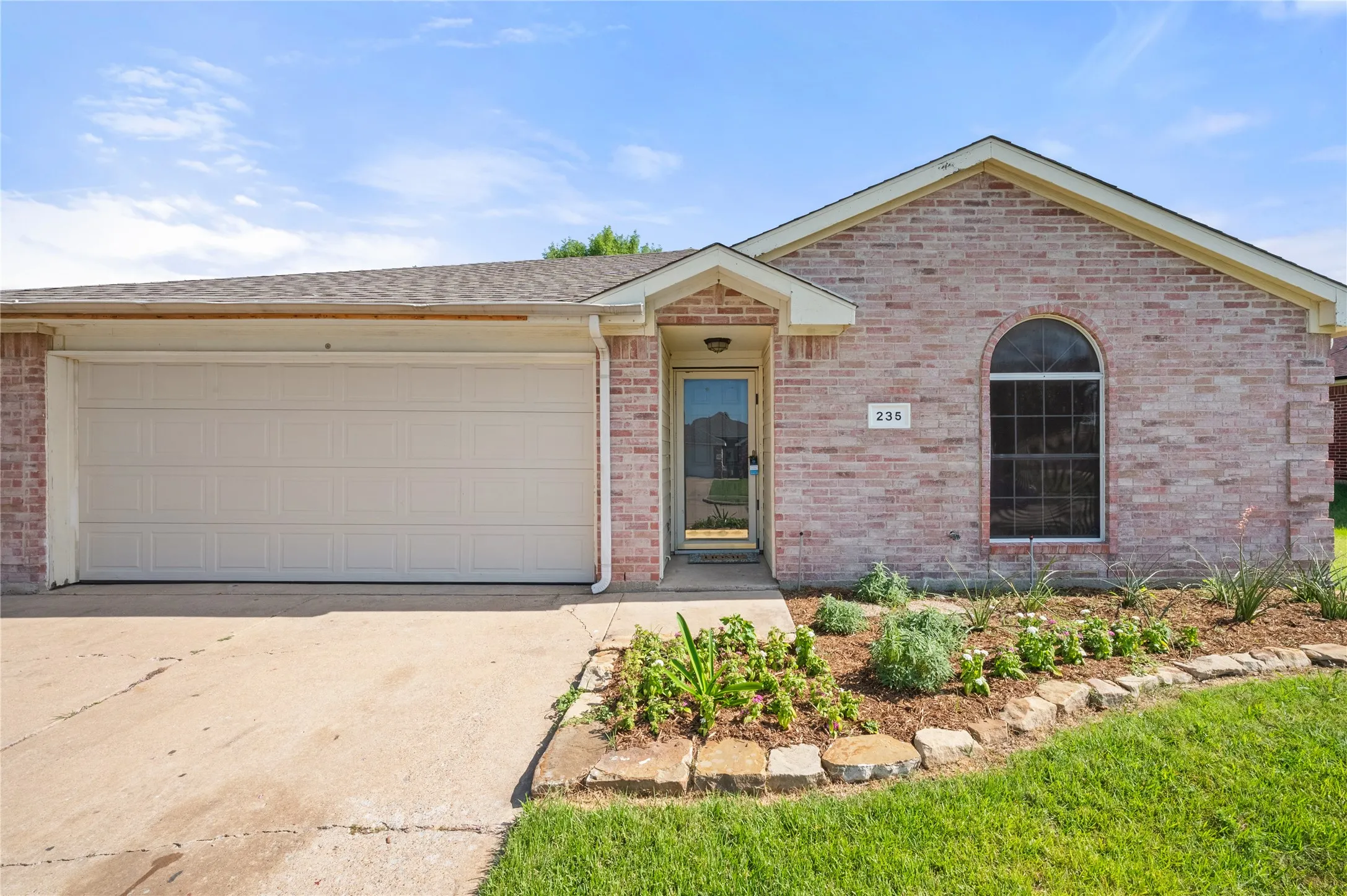 Single Family Residence For Rent in Collin County , 235 Lake Texoma Drive, Wylie, Texas 75098, 3 Bedroom, 2 Bathroom, 2 Garage spaces, 1,208 Sqft, built in 2000, mls#21330840, Real Estate Agent in Wylie, Homes For Rent in Collin county, Homes For Rent in Wylie, Realtor in Wylie Texas, Real Estate Brokerage Independent Realty Texas, Luminita Cordes Realtor