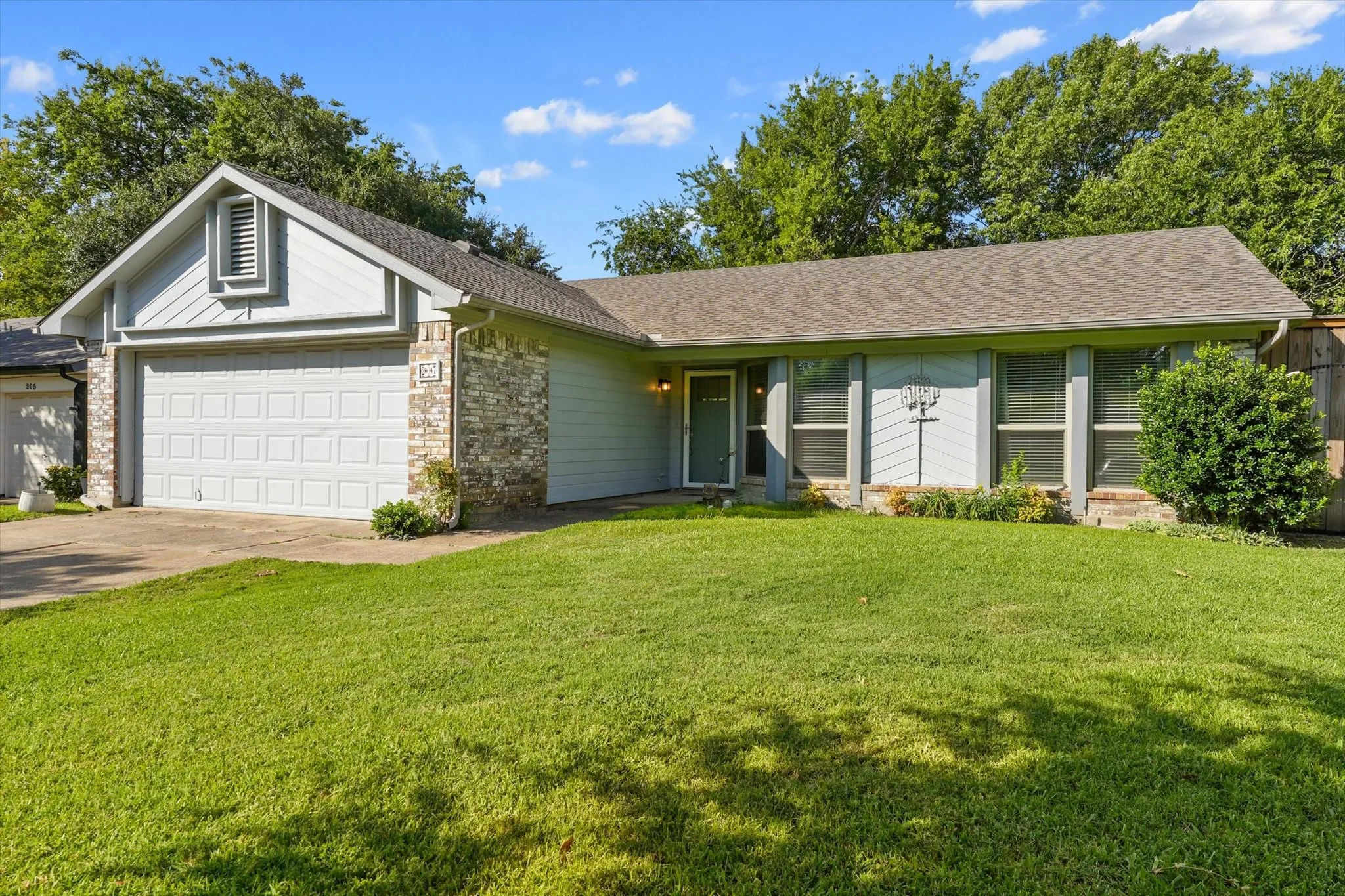 Single Family Residence For Sale in Rockwall County , 207 Mapleridge Drive, Rockwall, Texas 75032, 3 Bedroom, 2 Bathroom, 2 Garage spaces, 1,247 Sqft, built in 1985, mls#21328917, Real Estate Agent in Rockwall, Homes For Sale in Rockwall county, Homes For Sale in Rockwall, Realtor in Rockwall Texas, Real Estate Brokerage Independent Realty Texas, Luminita Cordes Realtor