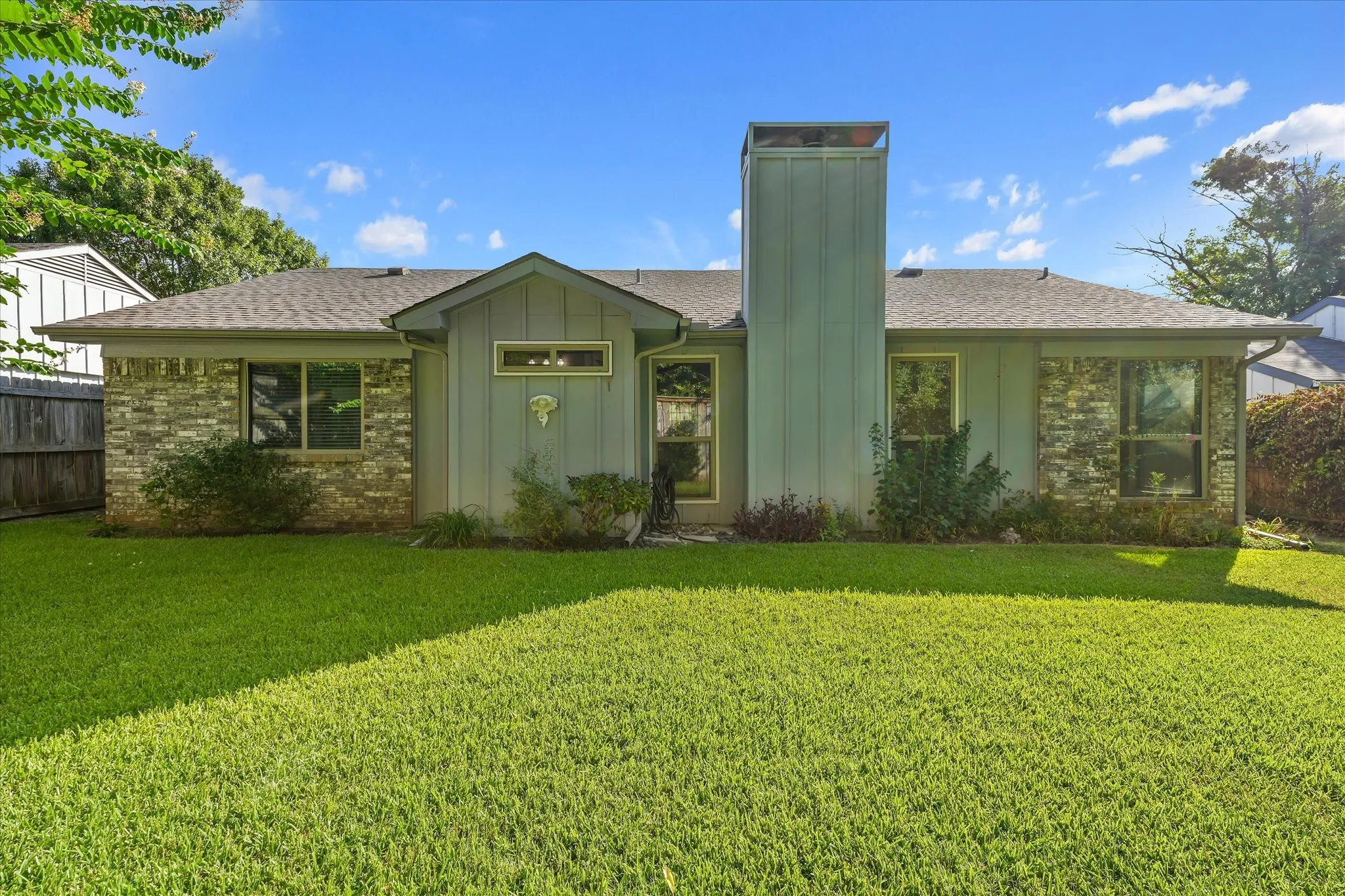 Single Family Residence For Sale in Rockwall County , 207 Mapleridge Drive, Rockwall, Texas 75032, 3 Bedroom, 2 Bathroom, 2 Garage spaces, 1,247 Sqft, built in 1985, mls#21328917, Real Estate Agent in Rockwall, Homes For Sale in Rockwall county, Homes For Sale in Rockwall, Realtor in Rockwall Texas, Real Estate Brokerage Independent Realty Texas, Luminita Cordes Realtor