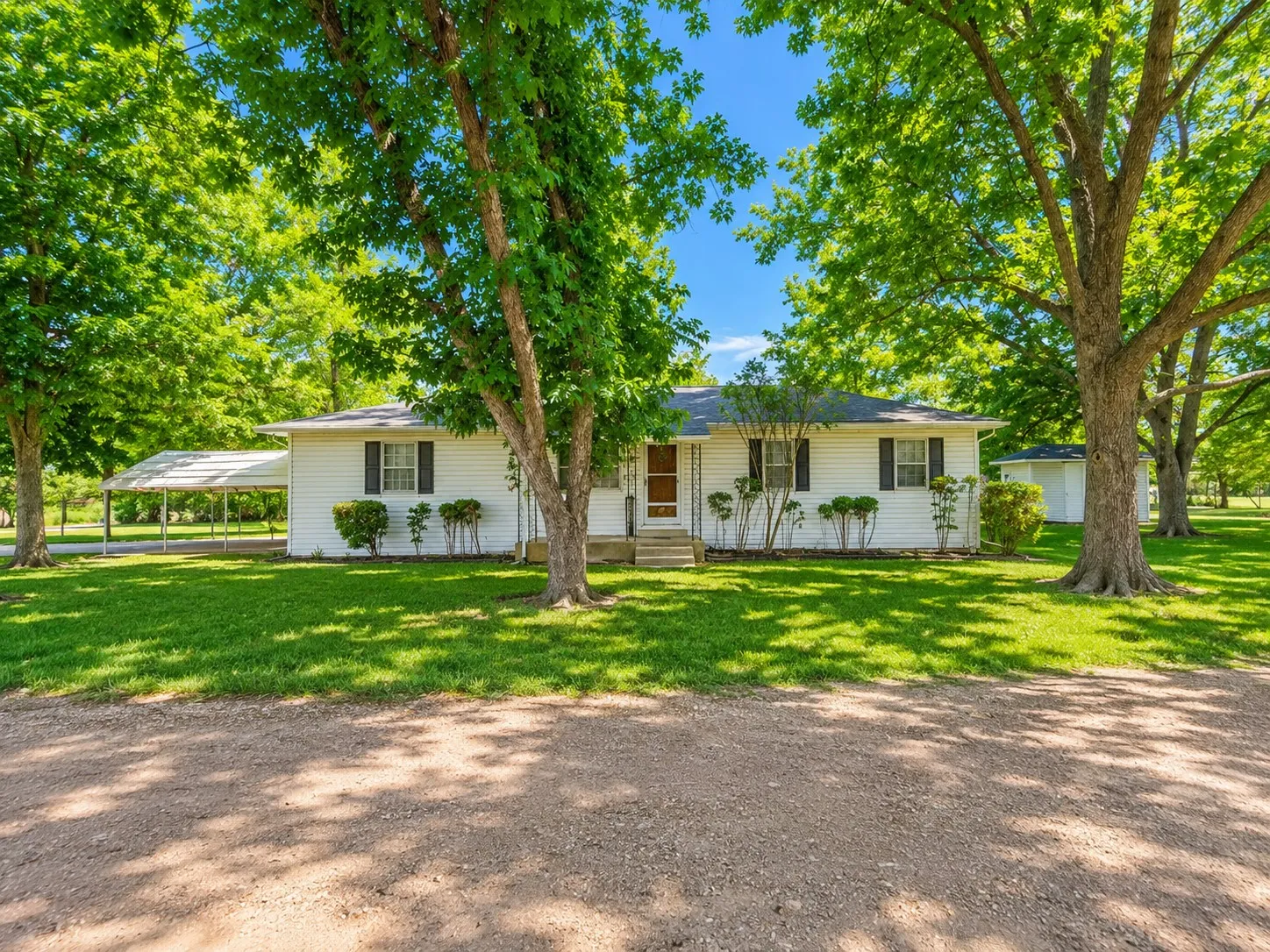 Single Family Residence For Sale in Navarro County , 310 SW 7th Street, Kerens, Texas 75144, 3 Bedroom, 2 Bathroom, Garage spaces, 2,160 Sqft, built in 1955, mls#21330897, Real Estate Agent in Kerens, Homes For Sale in Navarro county, Homes For Sale in Kerens, Realtor in Kerens Texas, Real Estate Brokerage Independent Realty Texas, Luminita Cordes Realtor