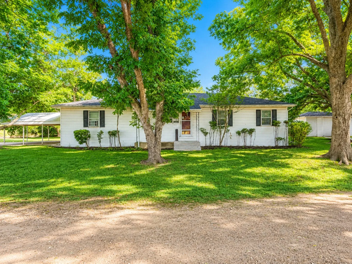 Single Family Residence For Sale in Navarro County , 310 SW 7th Street, Kerens, Texas 75144, 3 Bedroom, 2 Bathroom, Garage spaces, 2,160 Sqft, built in 1955, mls#21330897, Real Estate Agent in Kerens, Homes For Sale in Navarro county, Homes For Sale in Kerens, Realtor in Kerens Texas, Real Estate Brokerage Independent Realty Texas, Luminita Cordes Realtor
