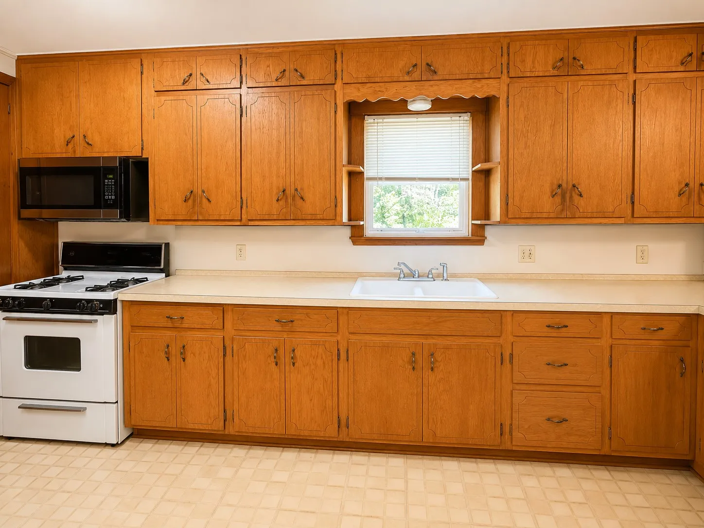 Single Family Residence For Sale in Navarro County , 310 SW 7th Street, Kerens, Texas 75144, 3 Bedroom, 2 Bathroom, Garage spaces, 2,160 Sqft, built in 1955, mls#21330897, Real Estate Agent in Kerens, Homes For Sale in Navarro county, Homes For Sale in Kerens, Realtor in Kerens Texas, Real Estate Brokerage Independent Realty Texas, Luminita Cordes Realtor