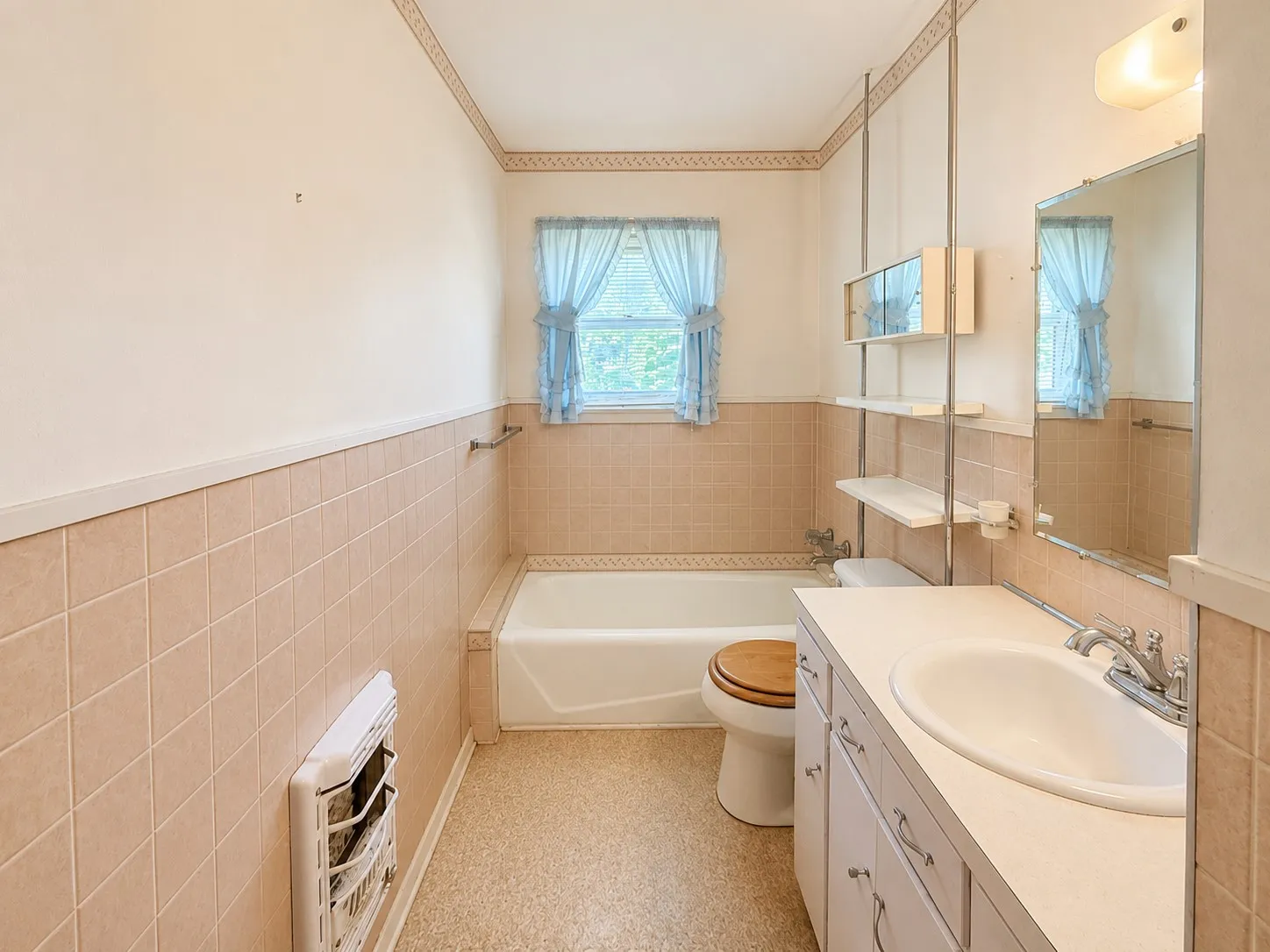 Single Family Residence For Sale in Navarro County , 310 SW 7th Street, Kerens, Texas 75144, 3 Bedroom, 2 Bathroom, Garage spaces, 2,160 Sqft, built in 1955, mls#21330897, Real Estate Agent in Kerens, Homes For Sale in Navarro county, Homes For Sale in Kerens, Realtor in Kerens Texas, Real Estate Brokerage Independent Realty Texas, Luminita Cordes Realtor