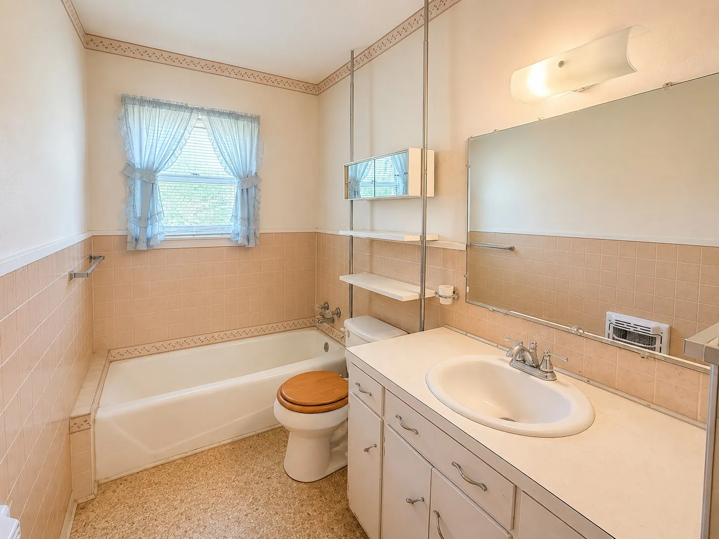 Single Family Residence For Sale in Navarro County , 310 SW 7th Street, Kerens, Texas 75144, 3 Bedroom, 2 Bathroom, Garage spaces, 2,160 Sqft, built in 1955, mls#21330897, Real Estate Agent in Kerens, Homes For Sale in Navarro county, Homes For Sale in Kerens, Realtor in Kerens Texas, Real Estate Brokerage Independent Realty Texas, Luminita Cordes Realtor