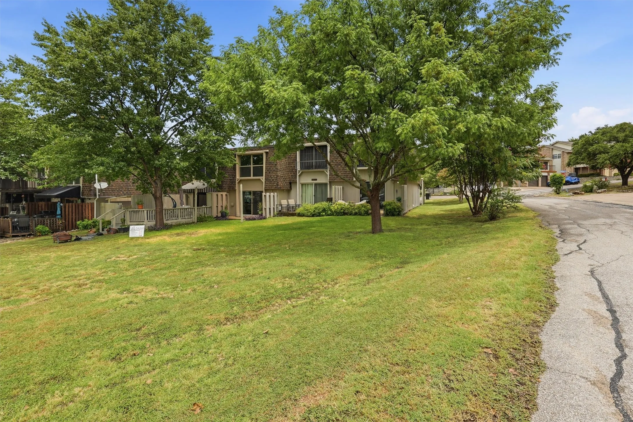 Townhouse For Sale in Hood County , 4318 Overlook Court, Granbury, Texas 76049, 2 Bedroom, 2 Bathroom, Garage spaces, 1,188 Sqft, built in 1974, mls#21330798, Real Estate Agent in Granbury, Homes For Sale in Hood county, Homes For Sale in Granbury, Realtor in Granbury Texas, Real Estate Brokerage Independent Realty Texas, Luminita Cordes Realtor