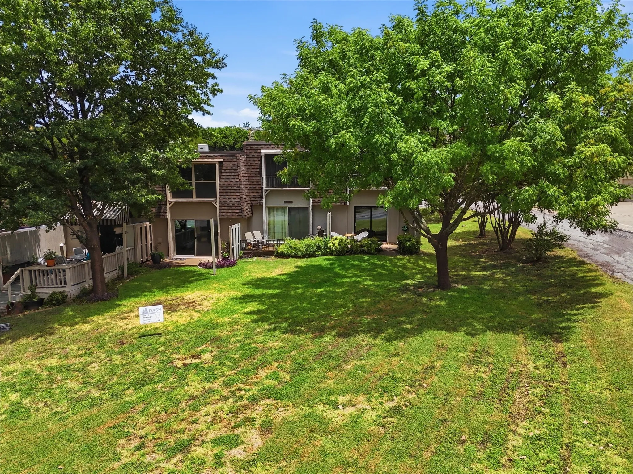 Townhouse For Sale in Hood County , 4318 Overlook Court, Granbury, Texas 76049, 2 Bedroom, 2 Bathroom, Garage spaces, 1,188 Sqft, built in 1974, mls#21330798, Real Estate Agent in Granbury, Homes For Sale in Hood county, Homes For Sale in Granbury, Realtor in Granbury Texas, Real Estate Brokerage Independent Realty Texas, Luminita Cordes Realtor