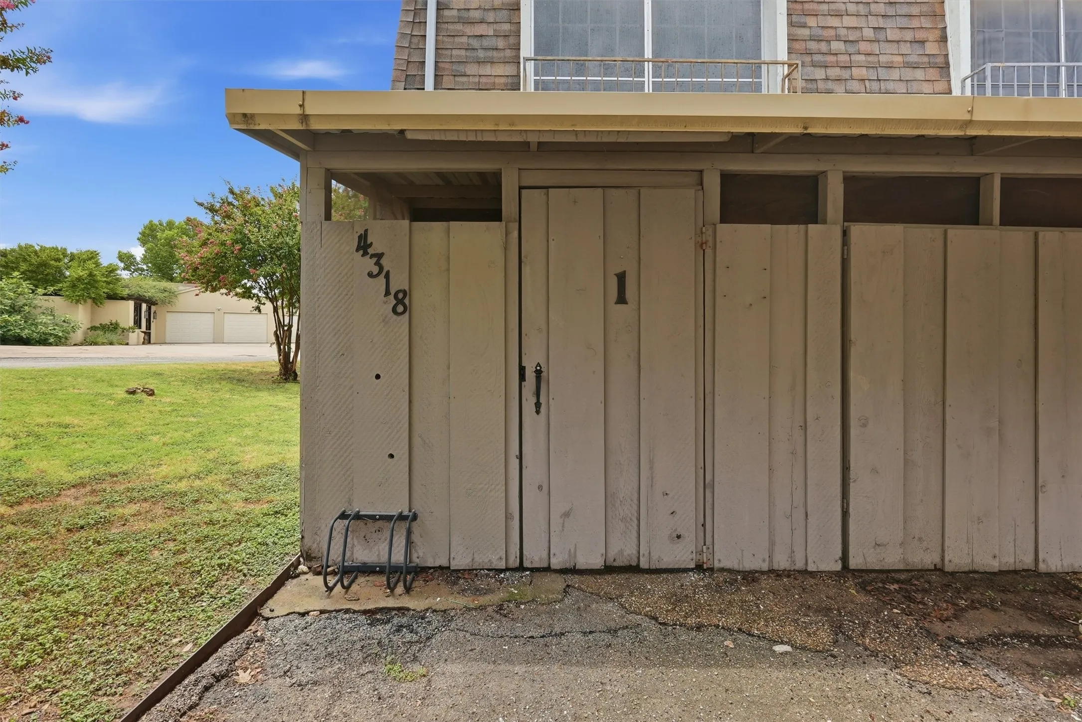 Townhouse For Sale in Hood County , 4318 Overlook Court, Granbury, Texas 76049, 2 Bedroom, 2 Bathroom, Garage spaces, 1,188 Sqft, built in 1974, mls#21330798, Real Estate Agent in Granbury, Homes For Sale in Hood county, Homes For Sale in Granbury, Realtor in Granbury Texas, Real Estate Brokerage Independent Realty Texas, Luminita Cordes Realtor