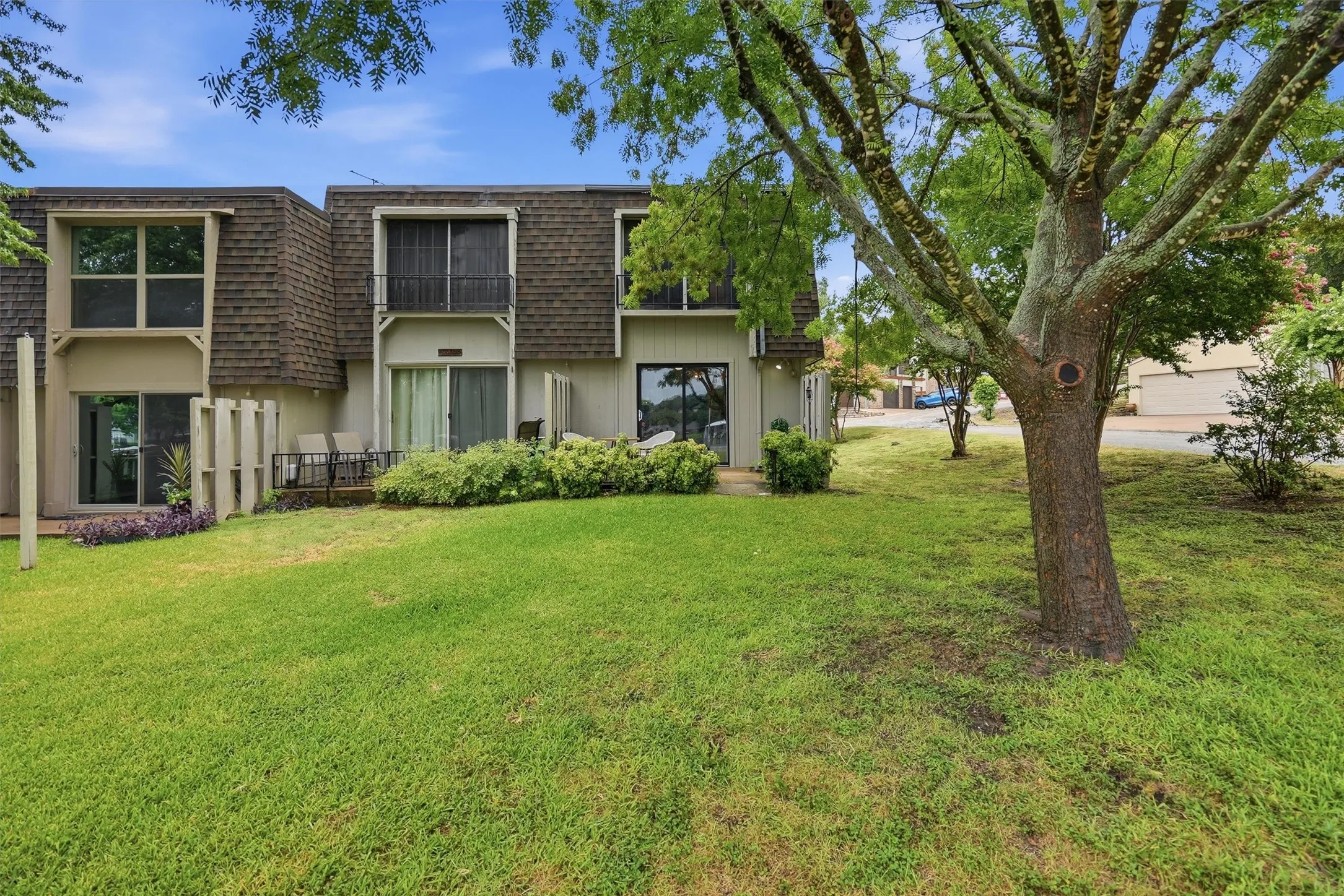 Townhouse For Sale in Hood County , 4318 Overlook Court, Granbury, Texas 76049, 2 Bedroom, 2 Bathroom, Garage spaces, 1,188 Sqft, built in 1974, mls#21330798, Real Estate Agent in Granbury, Homes For Sale in Hood county, Homes For Sale in Granbury, Realtor in Granbury Texas, Real Estate Brokerage Independent Realty Texas, Luminita Cordes Realtor