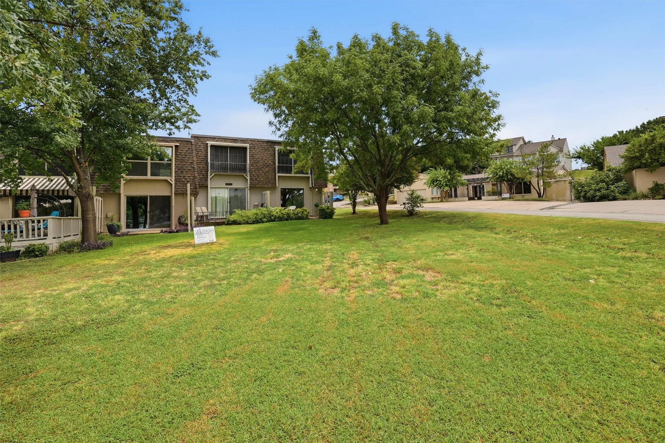 Townhouse For Sale in Hood County , 4318 Overlook Court, Granbury, Texas 76049, 2 Bedroom, 2 Bathroom, Garage spaces, 1,188 Sqft, built in 1974, mls#21330798, Real Estate Agent in Granbury, Homes For Sale in Hood county, Homes For Sale in Granbury, Realtor in Granbury Texas, Real Estate Brokerage Independent Realty Texas, Luminita Cordes Realtor