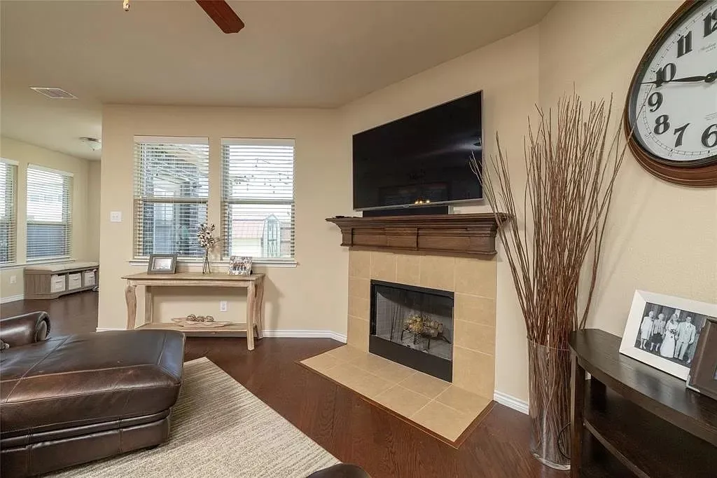 Single Family Residence For Sale in Denton County , 11625 Parade Drive, Frisco, Texas 75036, 4 Bedroom, 3 Bathroom, 2 Garage spaces, 2,929 Sqft, built in 2014, mls#21330911, Real Estate Agent in Frisco, Homes For Sale in Denton county, Homes For Sale in Frisco, Realtor in Frisco Texas, Real Estate Brokerage Independent Realty Texas, Luminita Cordes Realtor