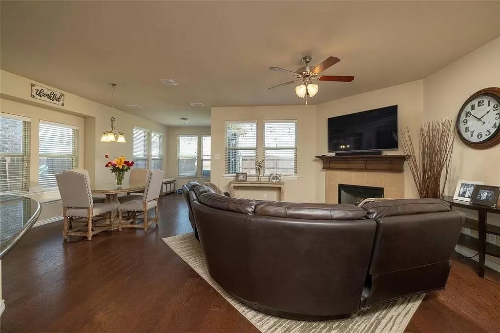 Single Family Residence For Sale in Denton County , 11625 Parade Drive, Frisco, Texas 75036, 4 Bedroom, 3 Bathroom, 2 Garage spaces, 2,929 Sqft, built in 2014, mls#21330911, Real Estate Agent in Frisco, Homes For Sale in Denton county, Homes For Sale in Frisco, Realtor in Frisco Texas, Real Estate Brokerage Independent Realty Texas, Luminita Cordes Realtor