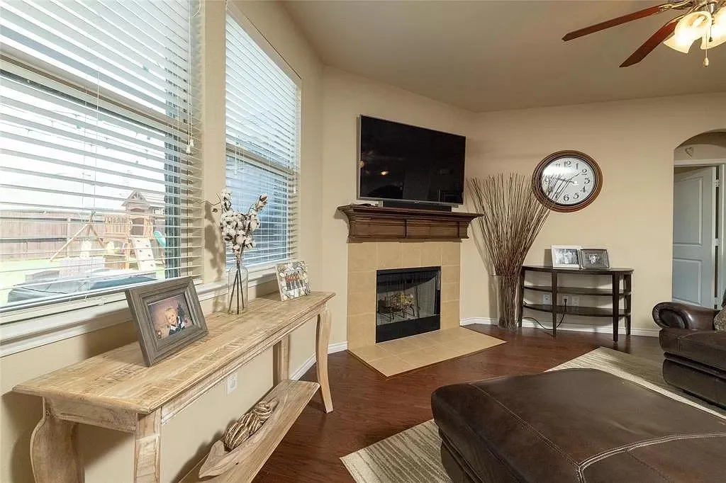 Single Family Residence For Sale in Denton County , 11625 Parade Drive, Frisco, Texas 75036, 4 Bedroom, 3 Bathroom, 2 Garage spaces, 2,929 Sqft, built in 2014, mls#21330911, Real Estate Agent in Frisco, Homes For Sale in Denton county, Homes For Sale in Frisco, Realtor in Frisco Texas, Real Estate Brokerage Independent Realty Texas, Luminita Cordes Realtor