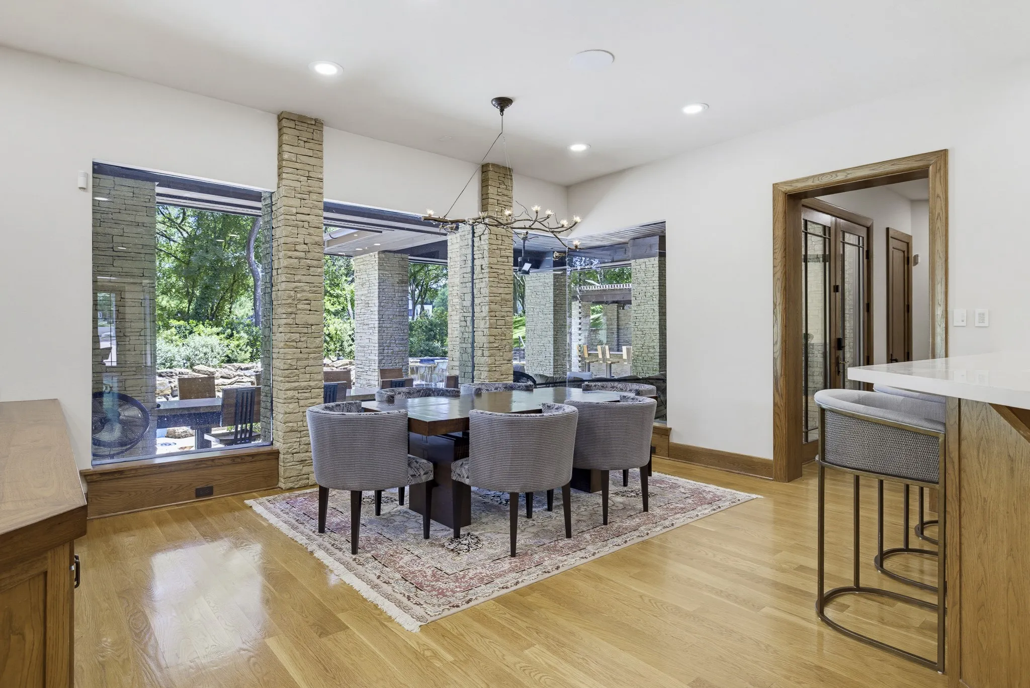 Single Family Residence For Sale in Tarrant County , 6816 Oak Hill Drive, Fort Worth, Texas 76132, 4 Bedroom, 5 Bathroom, 4 Garage spaces, 6,925 Sqft, built in 2001, mls#21326276, Real Estate Agent in Fort Worth, Homes For Sale in Tarrant county, Homes For Sale in Fort Worth, Realtor in Fort Worth Texas, Real Estate Brokerage Independent Realty Texas, Luminita Cordes Realtor
