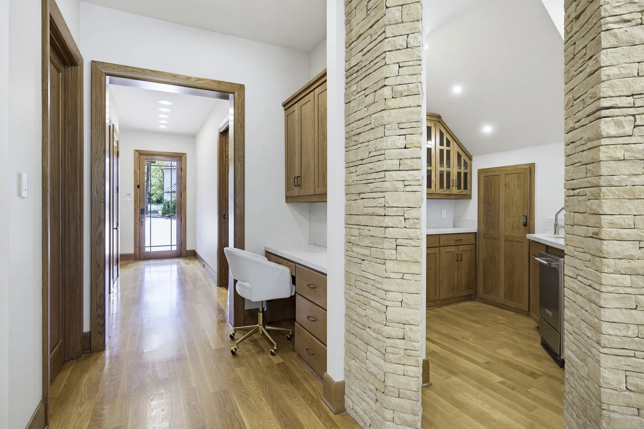 Single Family Residence For Sale in Tarrant County , 6816 Oak Hill Drive, Fort Worth, Texas 76132, 4 Bedroom, 5 Bathroom, 4 Garage spaces, 6,925 Sqft, built in 2001, mls#21326276, Real Estate Agent in Fort Worth, Homes For Sale in Tarrant county, Homes For Sale in Fort Worth, Realtor in Fort Worth Texas, Real Estate Brokerage Independent Realty Texas, Luminita Cordes Realtor