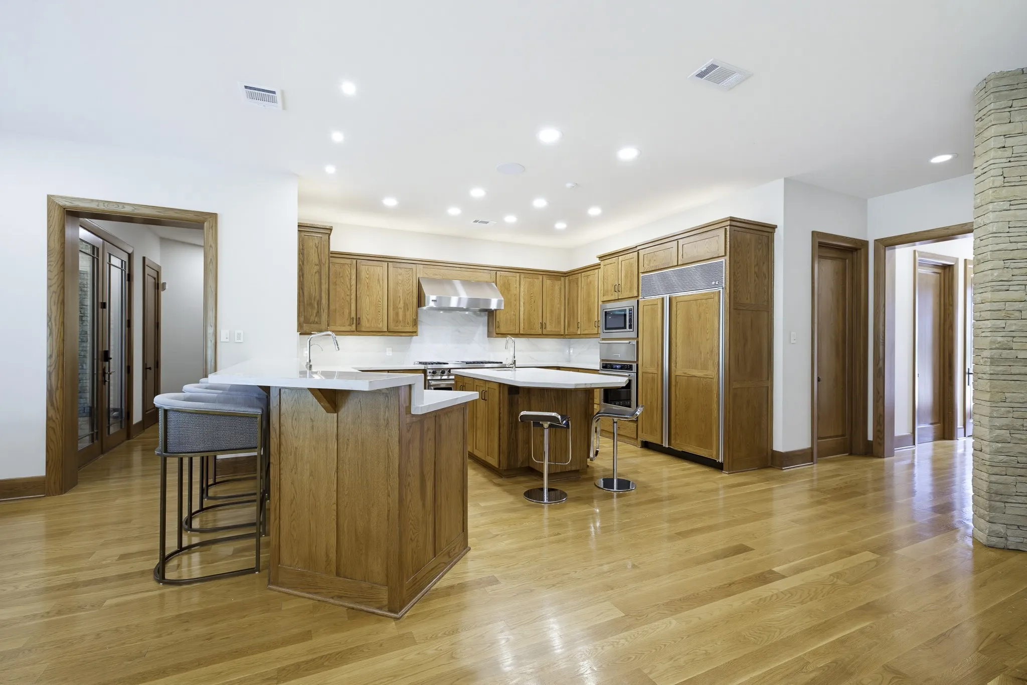 Single Family Residence For Sale in Tarrant County , 6816 Oak Hill Drive, Fort Worth, Texas 76132, 4 Bedroom, 5 Bathroom, 4 Garage spaces, 6,925 Sqft, built in 2001, mls#21326276, Real Estate Agent in Fort Worth, Homes For Sale in Tarrant county, Homes For Sale in Fort Worth, Realtor in Fort Worth Texas, Real Estate Brokerage Independent Realty Texas, Luminita Cordes Realtor