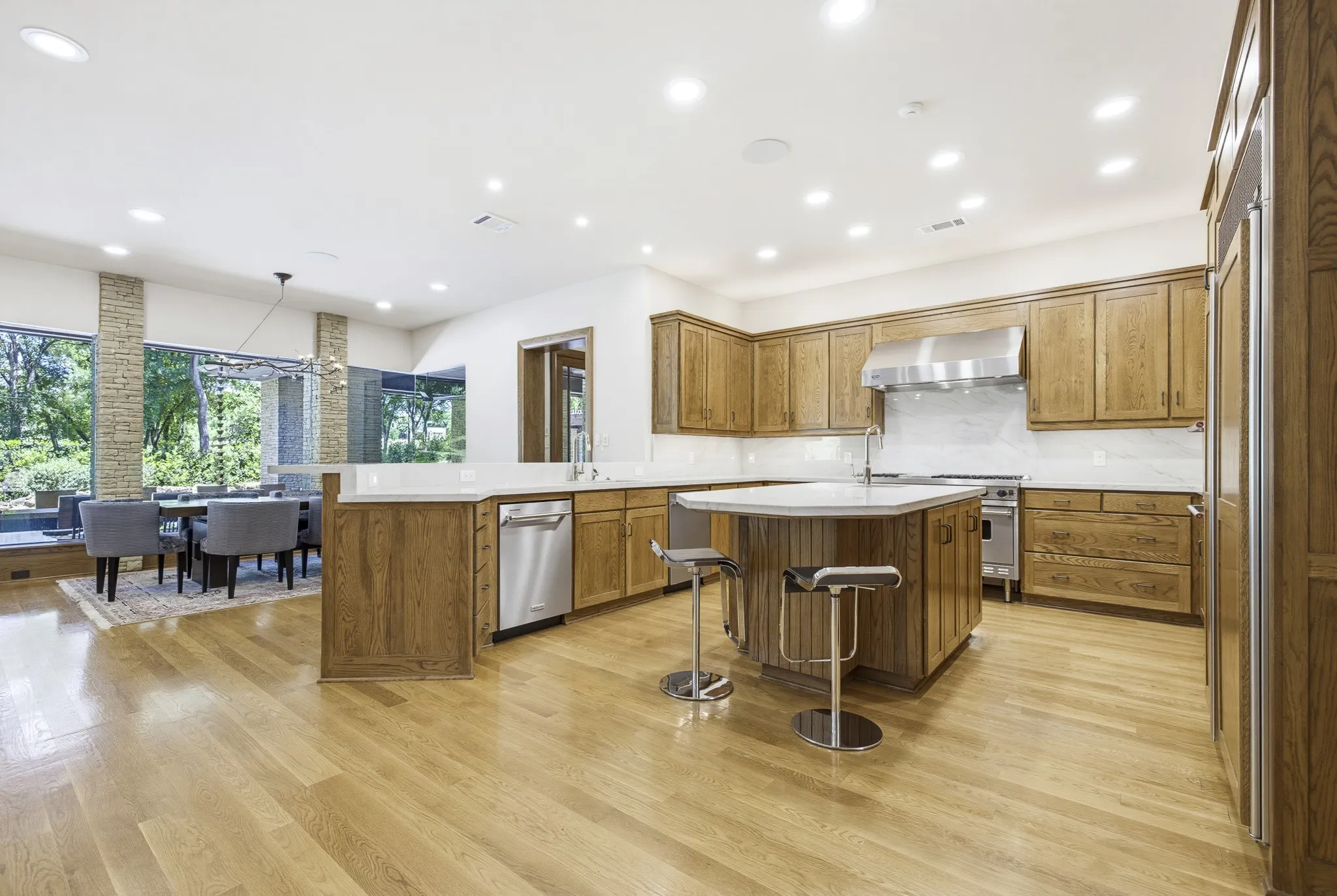 Single Family Residence For Sale in Tarrant County , 6816 Oak Hill Drive, Fort Worth, Texas 76132, 4 Bedroom, 5 Bathroom, 4 Garage spaces, 6,925 Sqft, built in 2001, mls#21326276, Real Estate Agent in Fort Worth, Homes For Sale in Tarrant county, Homes For Sale in Fort Worth, Realtor in Fort Worth Texas, Real Estate Brokerage Independent Realty Texas, Luminita Cordes Realtor