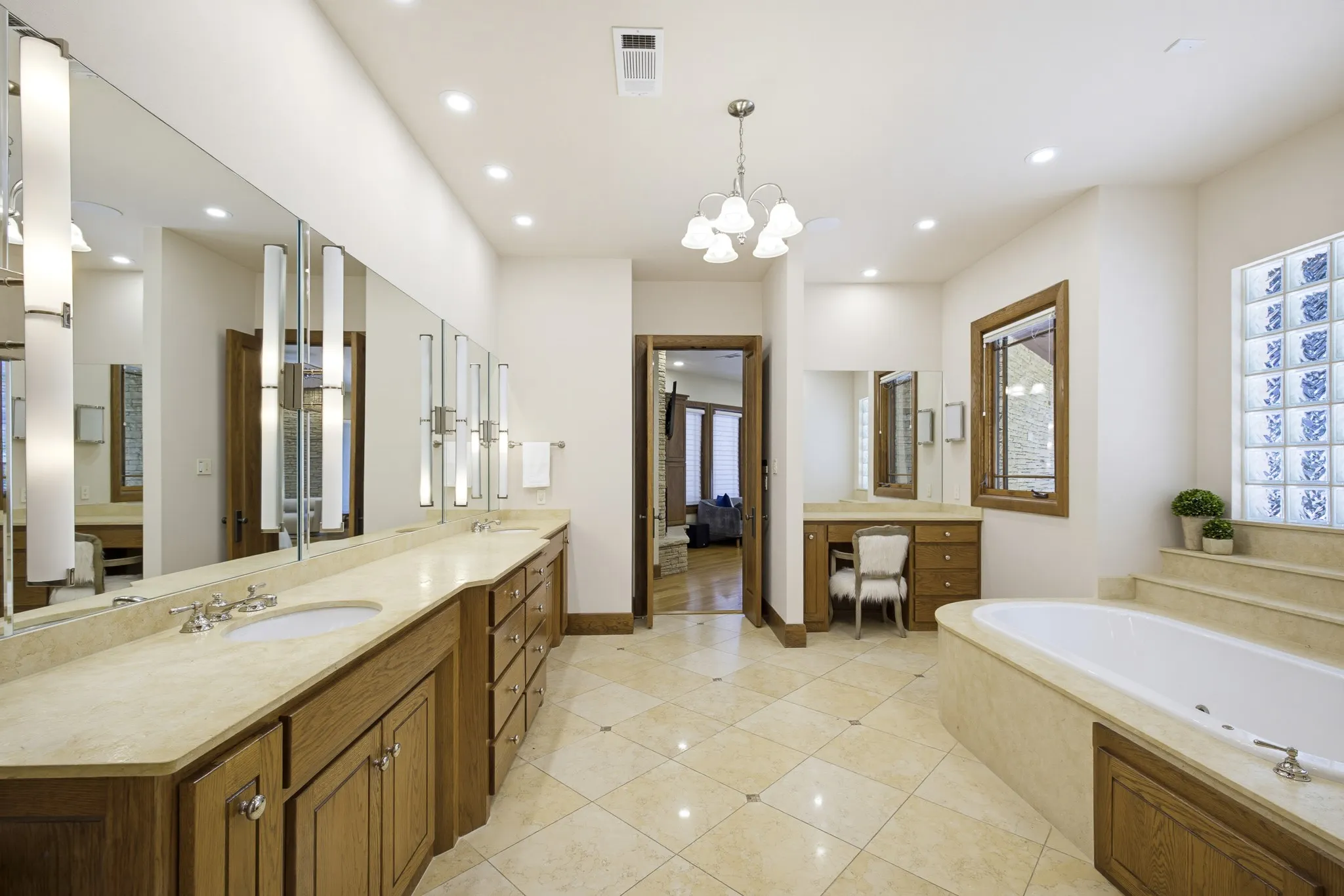 Single Family Residence For Sale in Tarrant County , 6816 Oak Hill Drive, Fort Worth, Texas 76132, 4 Bedroom, 5 Bathroom, 4 Garage spaces, 6,925 Sqft, built in 2001, mls#21326276, Real Estate Agent in Fort Worth, Homes For Sale in Tarrant county, Homes For Sale in Fort Worth, Realtor in Fort Worth Texas, Real Estate Brokerage Independent Realty Texas, Luminita Cordes Realtor