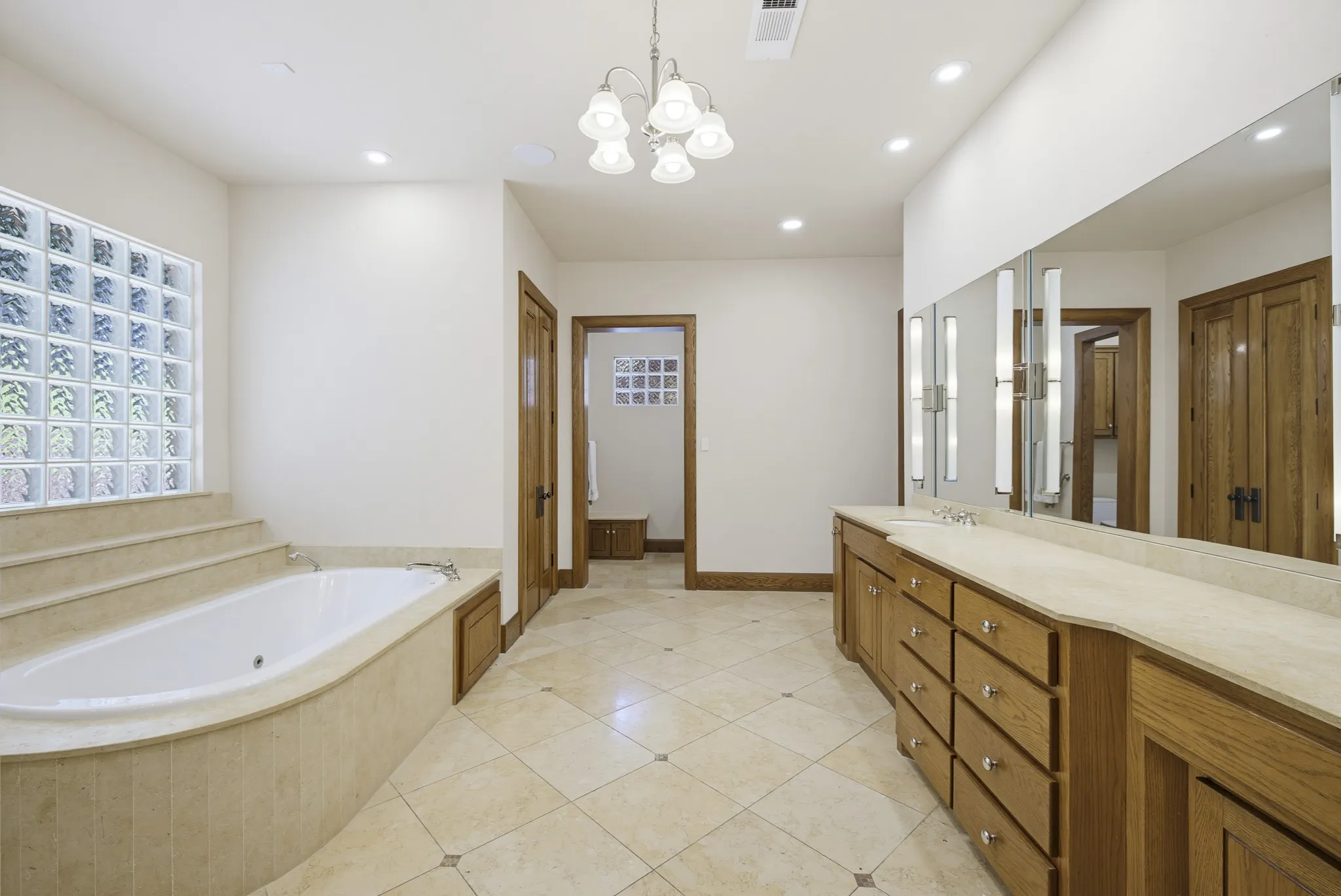 Single Family Residence For Sale in Tarrant County , 6816 Oak Hill Drive, Fort Worth, Texas 76132, 4 Bedroom, 5 Bathroom, 4 Garage spaces, 6,925 Sqft, built in 2001, mls#21326276, Real Estate Agent in Fort Worth, Homes For Sale in Tarrant county, Homes For Sale in Fort Worth, Realtor in Fort Worth Texas, Real Estate Brokerage Independent Realty Texas, Luminita Cordes Realtor