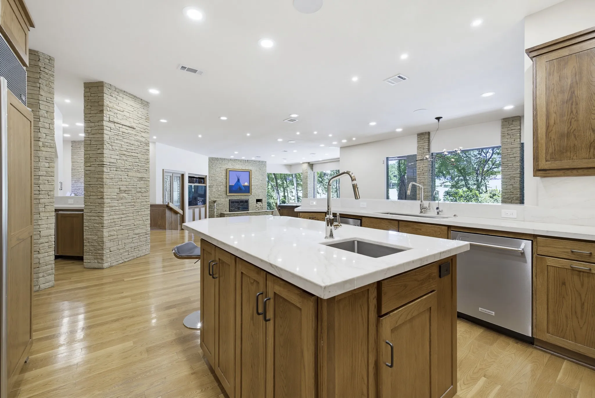 Single Family Residence For Sale in Tarrant County , 6816 Oak Hill Drive, Fort Worth, Texas 76132, 4 Bedroom, 5 Bathroom, 4 Garage spaces, 6,925 Sqft, built in 2001, mls#21326276, Real Estate Agent in Fort Worth, Homes For Sale in Tarrant county, Homes For Sale in Fort Worth, Realtor in Fort Worth Texas, Real Estate Brokerage Independent Realty Texas, Luminita Cordes Realtor