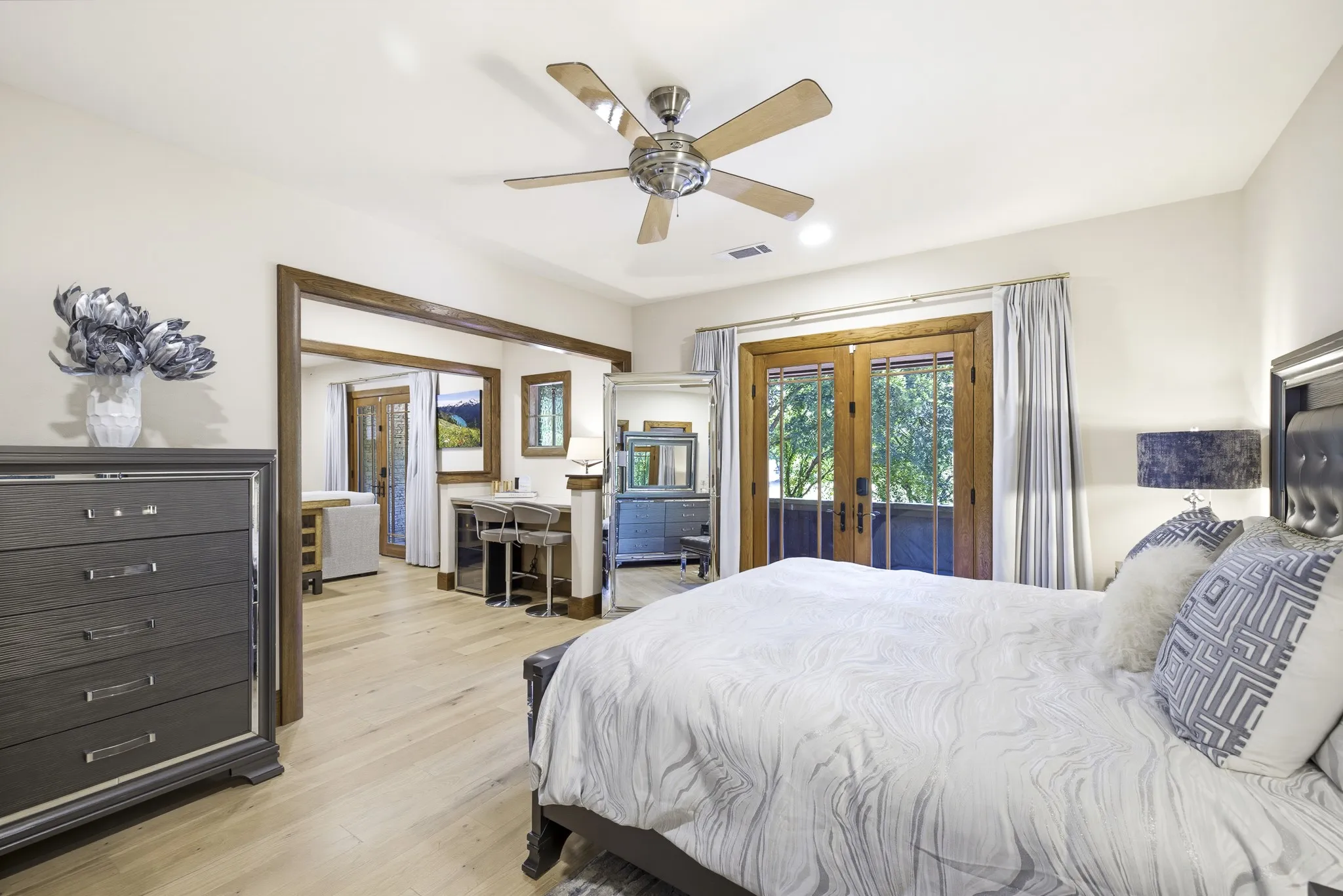 Single Family Residence For Sale in Tarrant County , 6816 Oak Hill Drive, Fort Worth, Texas 76132, 4 Bedroom, 5 Bathroom, 4 Garage spaces, 6,925 Sqft, built in 2001, mls#21326276, Real Estate Agent in Fort Worth, Homes For Sale in Tarrant county, Homes For Sale in Fort Worth, Realtor in Fort Worth Texas, Real Estate Brokerage Independent Realty Texas, Luminita Cordes Realtor