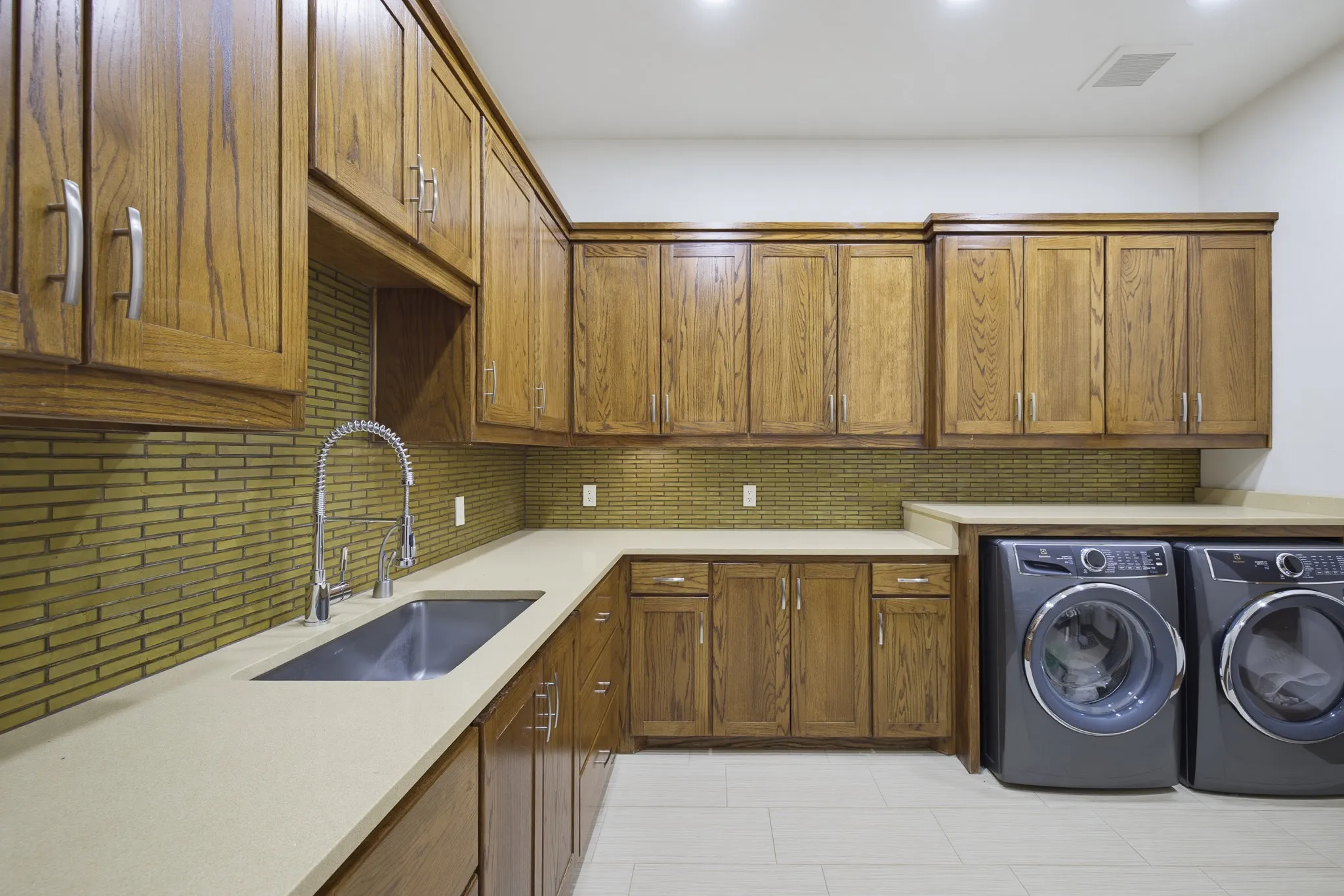 Single Family Residence For Sale in Tarrant County , 6816 Oak Hill Drive, Fort Worth, Texas 76132, 4 Bedroom, 5 Bathroom, 4 Garage spaces, 6,925 Sqft, built in 2001, mls#21326276, Real Estate Agent in Fort Worth, Homes For Sale in Tarrant county, Homes For Sale in Fort Worth, Realtor in Fort Worth Texas, Real Estate Brokerage Independent Realty Texas, Luminita Cordes Realtor