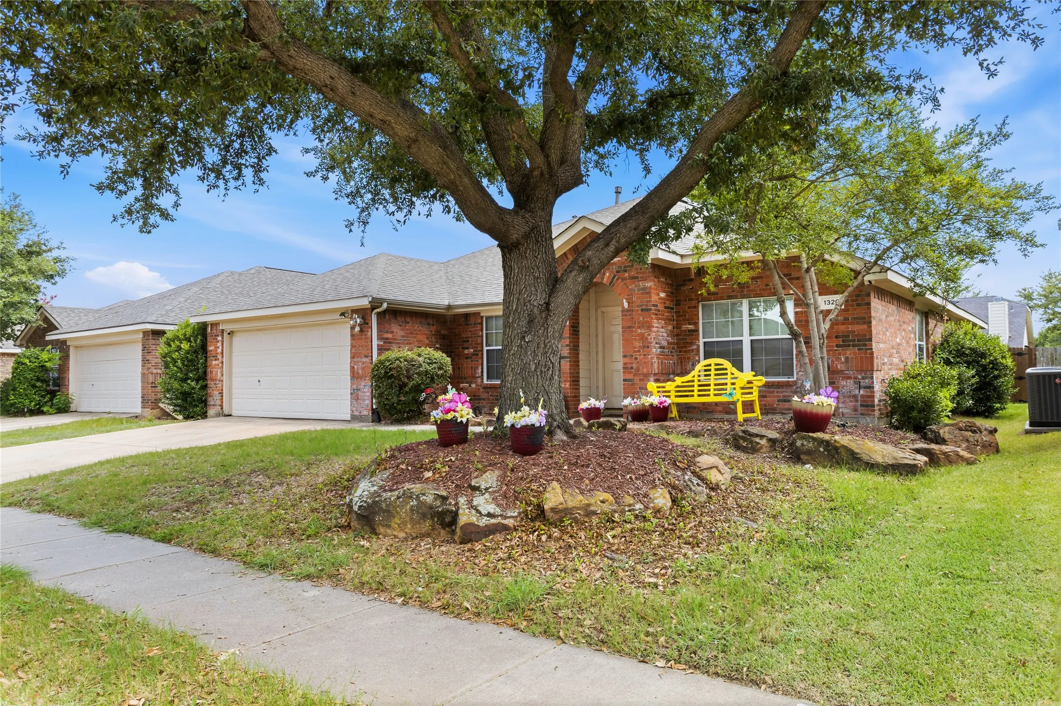 Single Family Residence For Sale in Tarrant County , 1320 Cattle Crossing Drive, Fort Worth, Texas 76131, 4 Bedroom, 2 Bathroom, 2 Garage spaces, 2,237 Sqft, built in 2002, mls#21330885, Real Estate Agent in Fort Worth, Homes For Sale in Tarrant county, Homes For Sale in Fort Worth, Realtor in Fort Worth Texas, Real Estate Brokerage Independent Realty Texas, Luminita Cordes Realtor