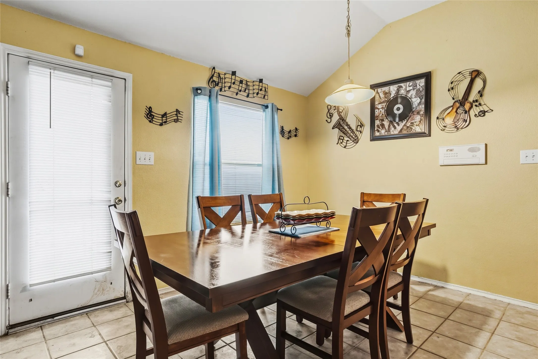 Single Family Residence For Sale in Tarrant County , 1320 Cattle Crossing Drive, Fort Worth, Texas 76131, 4 Bedroom, 2 Bathroom, 2 Garage spaces, 2,237 Sqft, built in 2002, mls#21330885, Real Estate Agent in Fort Worth, Homes For Sale in Tarrant county, Homes For Sale in Fort Worth, Realtor in Fort Worth Texas, Real Estate Brokerage Independent Realty Texas, Luminita Cordes Realtor