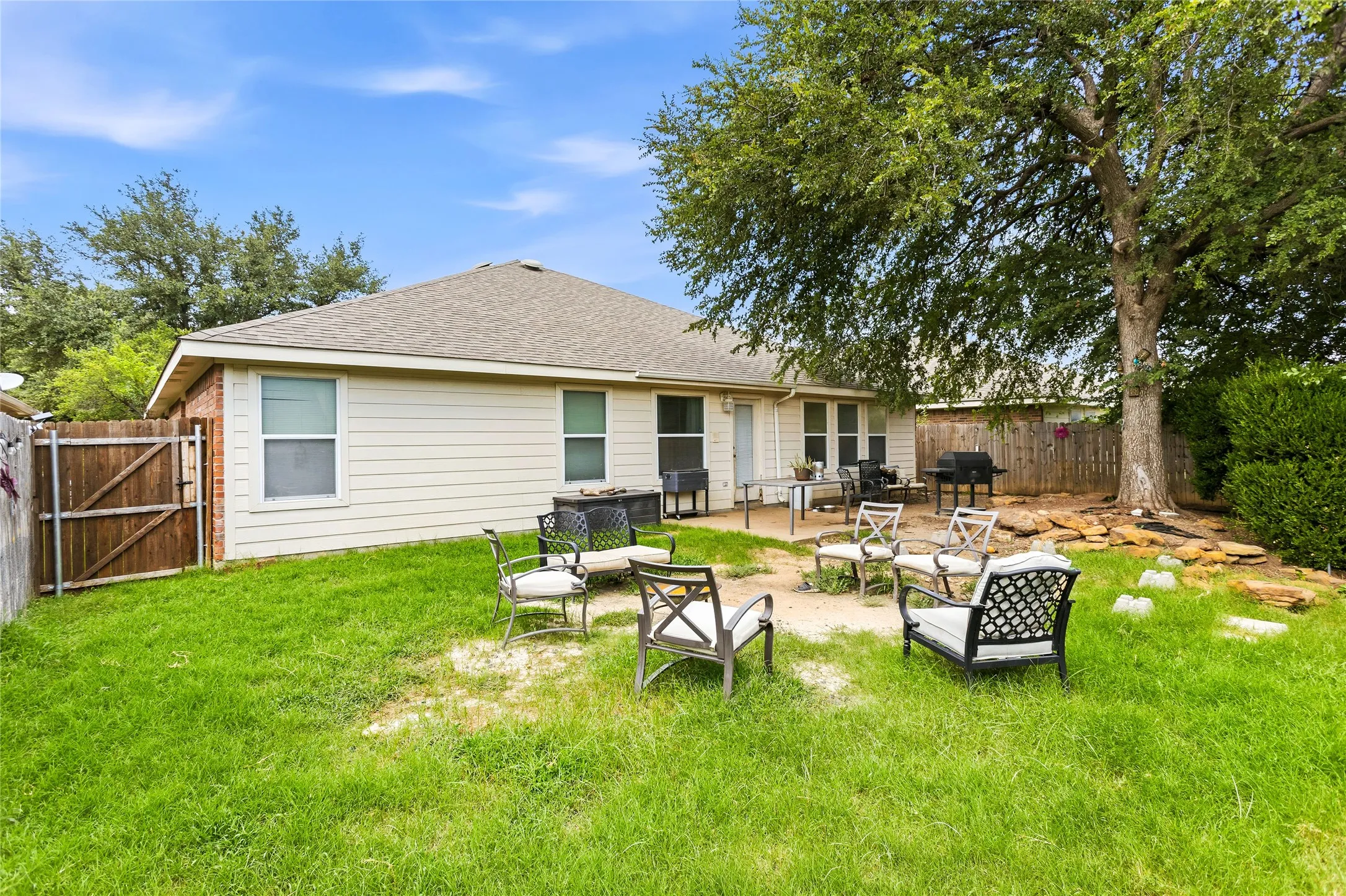 Single Family Residence For Sale in Tarrant County , 1320 Cattle Crossing Drive, Fort Worth, Texas 76131, 4 Bedroom, 2 Bathroom, 2 Garage spaces, 2,237 Sqft, built in 2002, mls#21330885, Real Estate Agent in Fort Worth, Homes For Sale in Tarrant county, Homes For Sale in Fort Worth, Realtor in Fort Worth Texas, Real Estate Brokerage Independent Realty Texas, Luminita Cordes Realtor