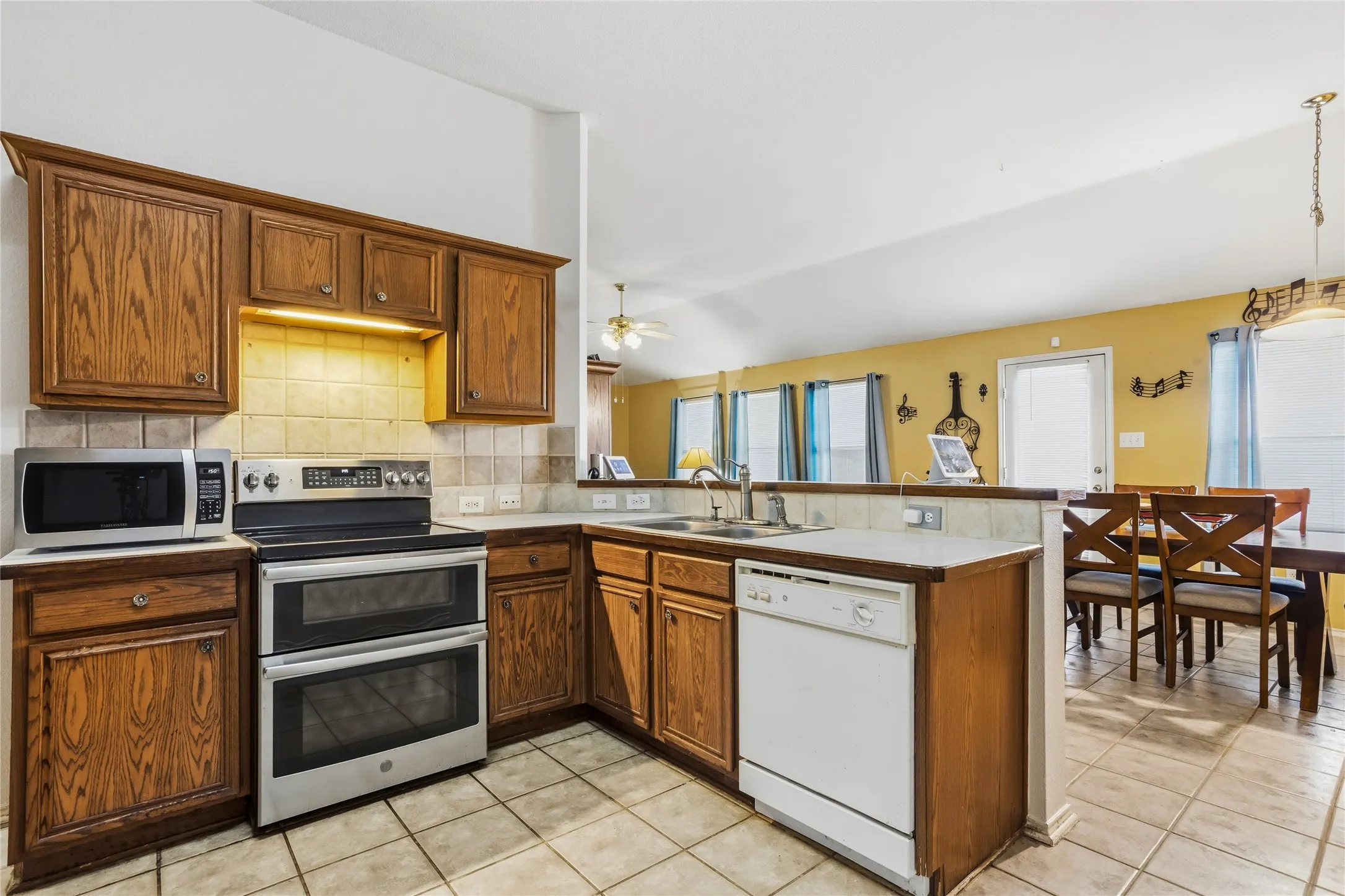 Single Family Residence For Sale in Tarrant County , 1320 Cattle Crossing Drive, Fort Worth, Texas 76131, 4 Bedroom, 2 Bathroom, 2 Garage spaces, 2,237 Sqft, built in 2002, mls#21330885, Real Estate Agent in Fort Worth, Homes For Sale in Tarrant county, Homes For Sale in Fort Worth, Realtor in Fort Worth Texas, Real Estate Brokerage Independent Realty Texas, Luminita Cordes Realtor