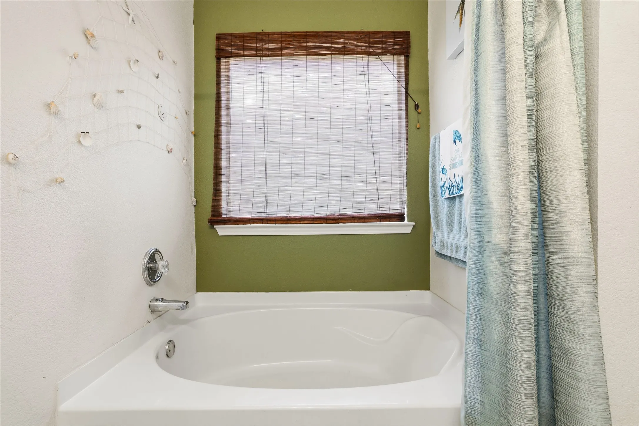 Single Family Residence For Sale in Tarrant County , 1320 Cattle Crossing Drive, Fort Worth, Texas 76131, 4 Bedroom, 2 Bathroom, 2 Garage spaces, 2,237 Sqft, built in 2002, mls#21330885, Real Estate Agent in Fort Worth, Homes For Sale in Tarrant county, Homes For Sale in Fort Worth, Realtor in Fort Worth Texas, Real Estate Brokerage Independent Realty Texas, Luminita Cordes Realtor