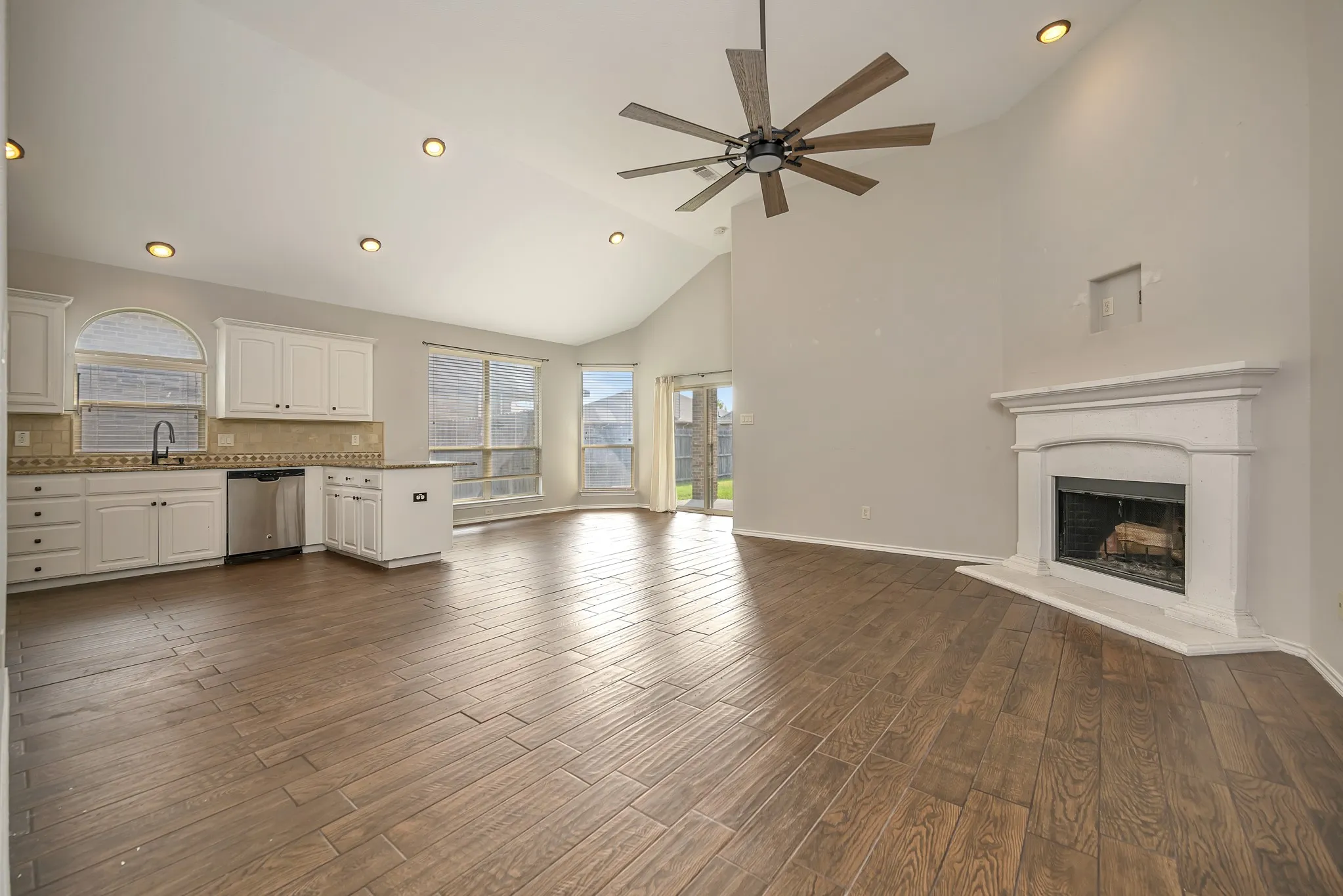 Single Family Residence For Sale in Tarrant County , 545 Wild Ivy Trail, Fort Worth, Texas 76052, 3 Bedroom, 2 Bathroom, 2 Garage spaces, 1,609 Sqft, built in 2012, mls#21329358, Real Estate Agent in Fort Worth, Homes For Sale in Tarrant county, Homes For Sale in Fort Worth, Realtor in Fort Worth Texas, Real Estate Brokerage Independent Realty Texas, Luminita Cordes Realtor
