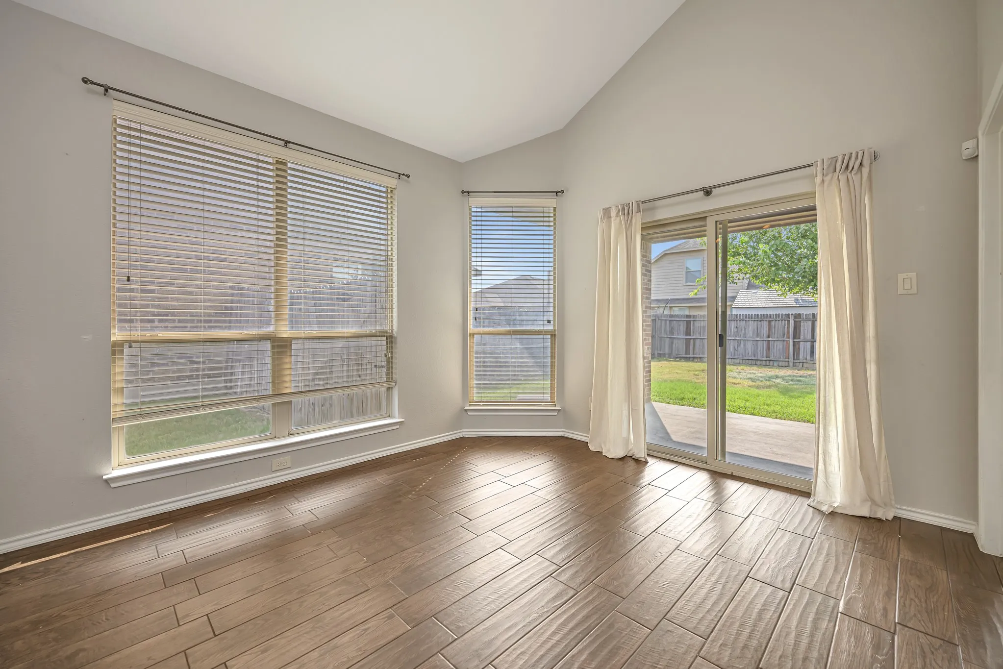 Single Family Residence For Sale in Tarrant County , 545 Wild Ivy Trail, Fort Worth, Texas 76052, 3 Bedroom, 2 Bathroom, 2 Garage spaces, 1,609 Sqft, built in 2012, mls#21329358, Real Estate Agent in Fort Worth, Homes For Sale in Tarrant county, Homes For Sale in Fort Worth, Realtor in Fort Worth Texas, Real Estate Brokerage Independent Realty Texas, Luminita Cordes Realtor