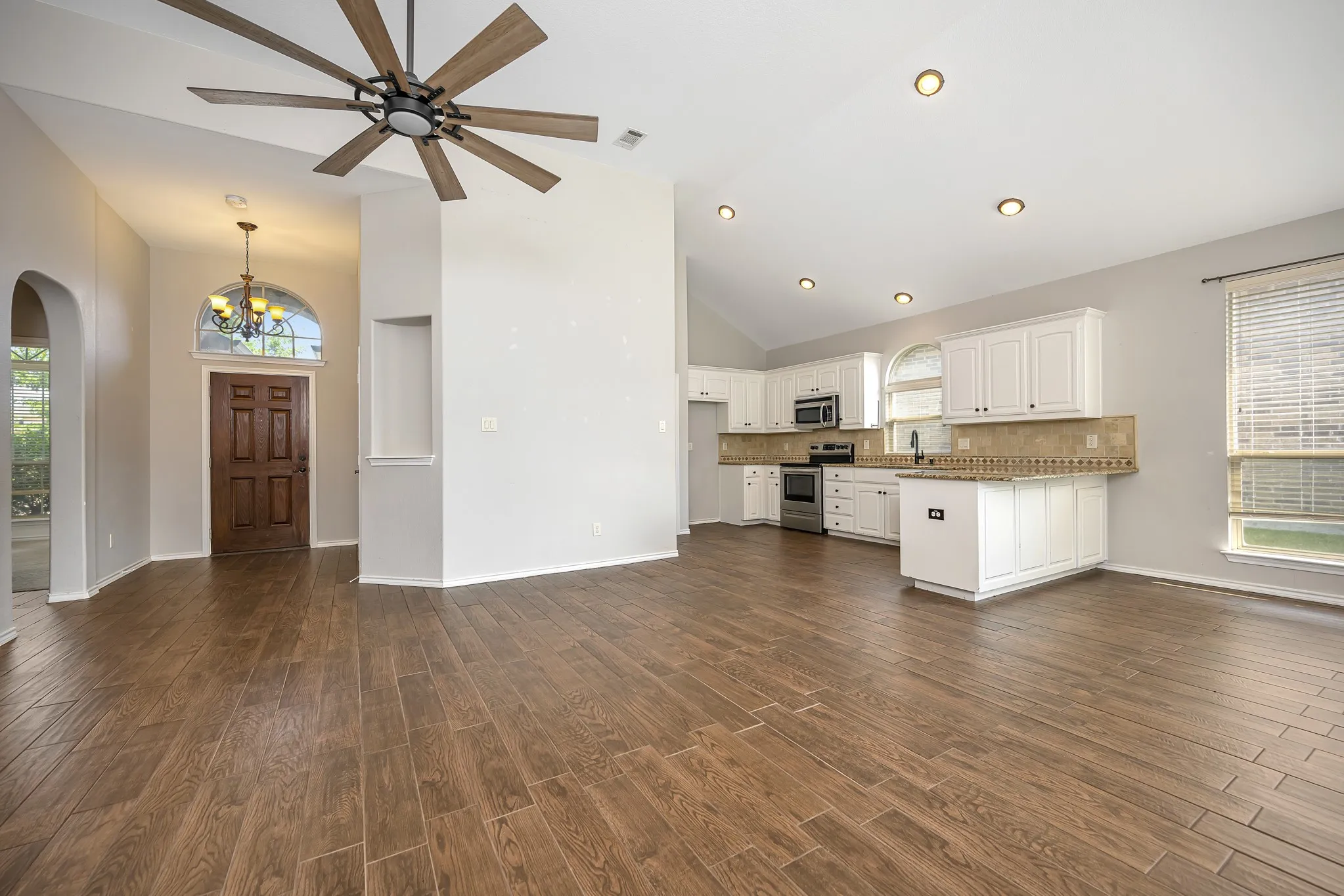Single Family Residence For Sale in Tarrant County , 545 Wild Ivy Trail, Fort Worth, Texas 76052, 3 Bedroom, 2 Bathroom, 2 Garage spaces, 1,609 Sqft, built in 2012, mls#21329358, Real Estate Agent in Fort Worth, Homes For Sale in Tarrant county, Homes For Sale in Fort Worth, Realtor in Fort Worth Texas, Real Estate Brokerage Independent Realty Texas, Luminita Cordes Realtor