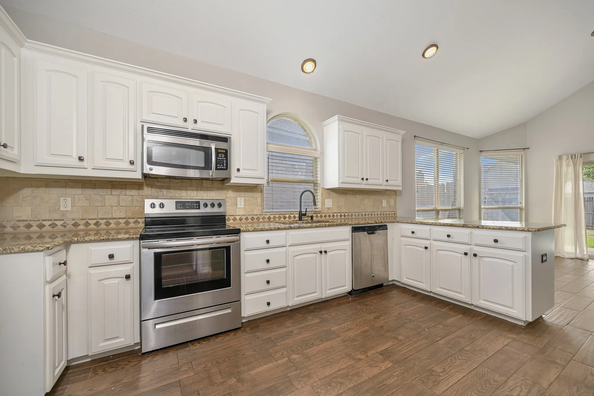 Single Family Residence For Sale in Tarrant County , 545 Wild Ivy Trail, Fort Worth, Texas 76052, 3 Bedroom, 2 Bathroom, 2 Garage spaces, 1,609 Sqft, built in 2012, mls#21329358, Real Estate Agent in Fort Worth, Homes For Sale in Tarrant county, Homes For Sale in Fort Worth, Realtor in Fort Worth Texas, Real Estate Brokerage Independent Realty Texas, Luminita Cordes Realtor