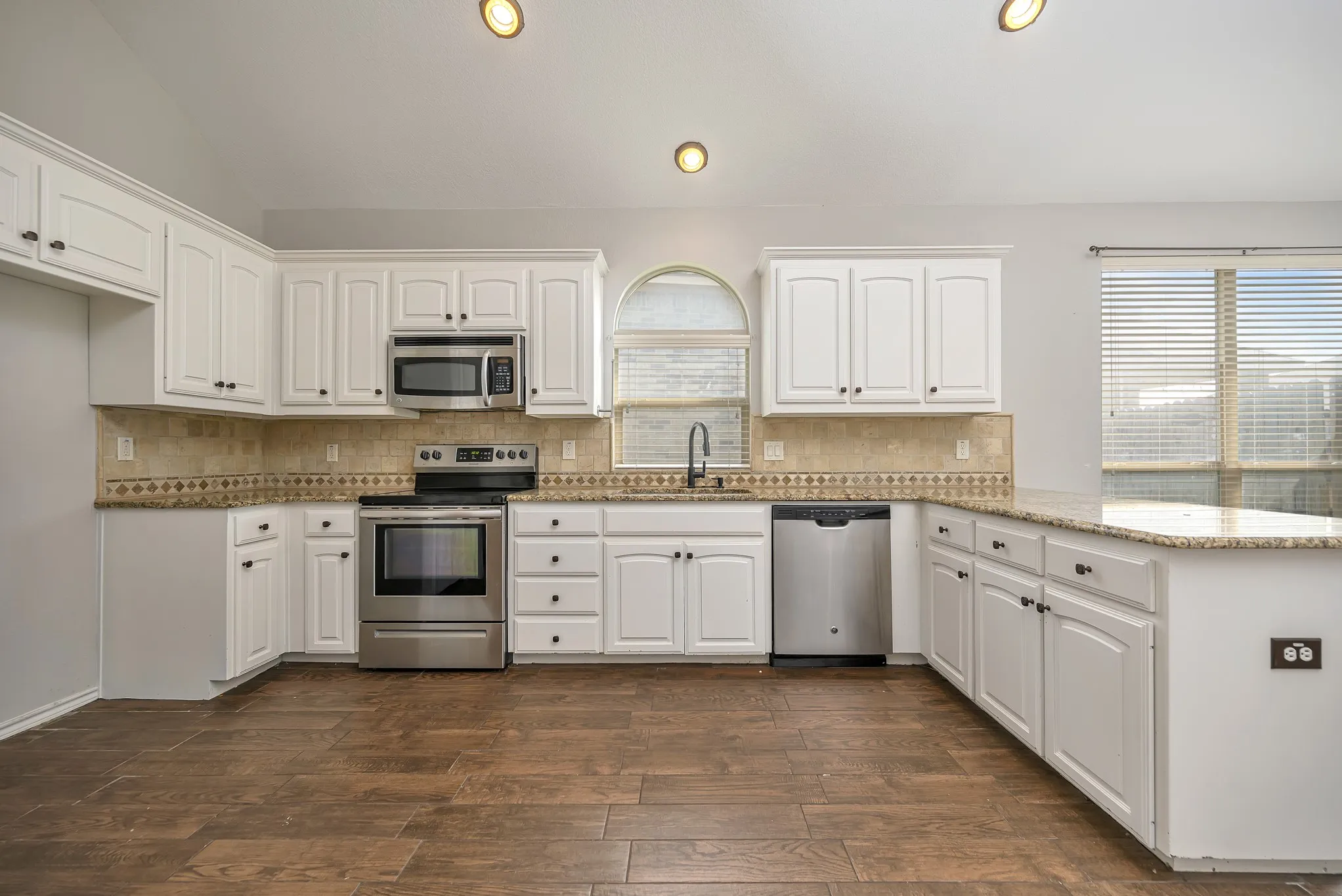 Single Family Residence For Sale in Tarrant County , 545 Wild Ivy Trail, Fort Worth, Texas 76052, 3 Bedroom, 2 Bathroom, 2 Garage spaces, 1,609 Sqft, built in 2012, mls#21329358, Real Estate Agent in Fort Worth, Homes For Sale in Tarrant county, Homes For Sale in Fort Worth, Realtor in Fort Worth Texas, Real Estate Brokerage Independent Realty Texas, Luminita Cordes Realtor