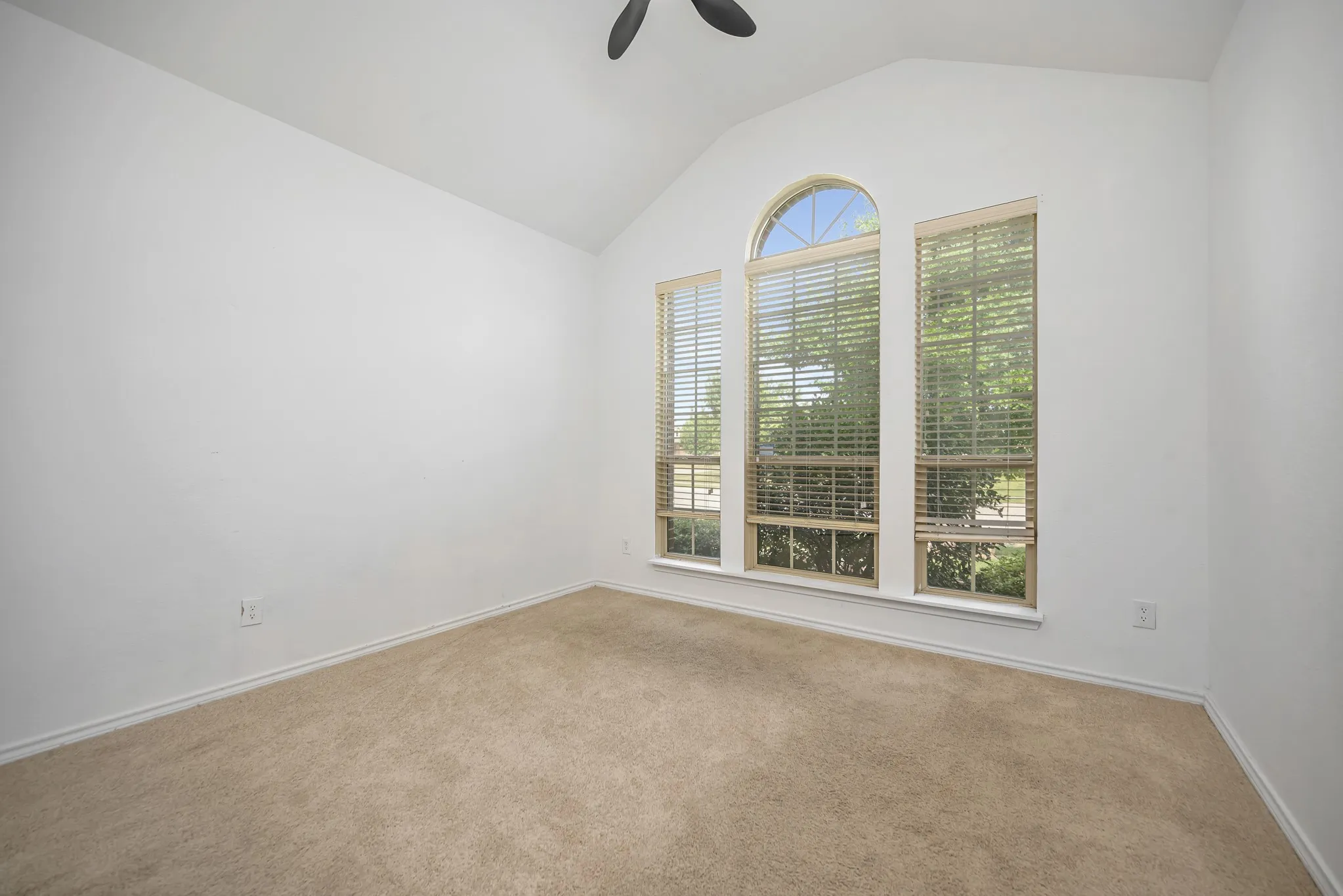 Single Family Residence For Sale in Tarrant County , 545 Wild Ivy Trail, Fort Worth, Texas 76052, 3 Bedroom, 2 Bathroom, 2 Garage spaces, 1,609 Sqft, built in 2012, mls#21329358, Real Estate Agent in Fort Worth, Homes For Sale in Tarrant county, Homes For Sale in Fort Worth, Realtor in Fort Worth Texas, Real Estate Brokerage Independent Realty Texas, Luminita Cordes Realtor