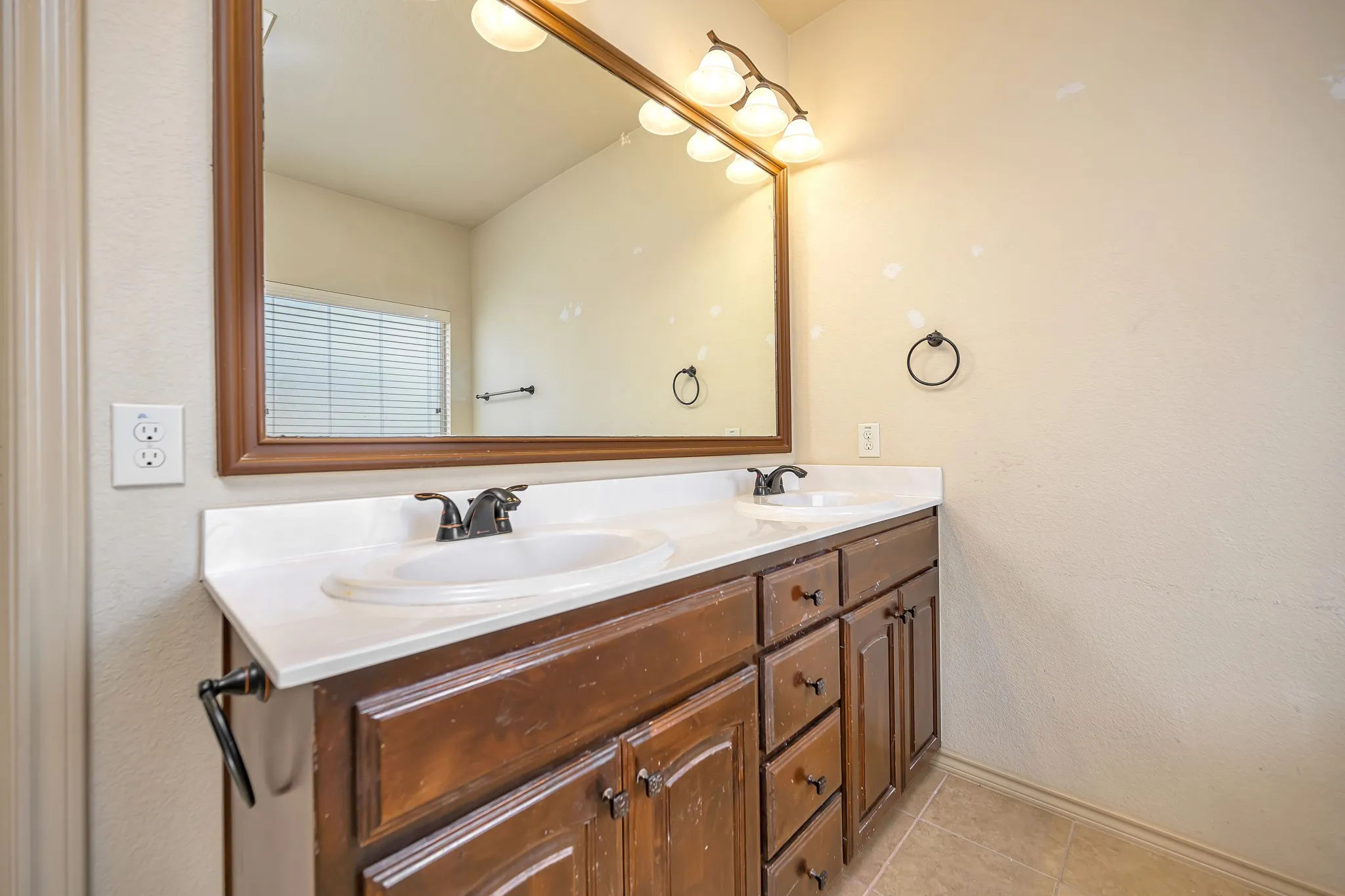 Single Family Residence For Sale in Tarrant County , 545 Wild Ivy Trail, Fort Worth, Texas 76052, 3 Bedroom, 2 Bathroom, 2 Garage spaces, 1,609 Sqft, built in 2012, mls#21329358, Real Estate Agent in Fort Worth, Homes For Sale in Tarrant county, Homes For Sale in Fort Worth, Realtor in Fort Worth Texas, Real Estate Brokerage Independent Realty Texas, Luminita Cordes Realtor