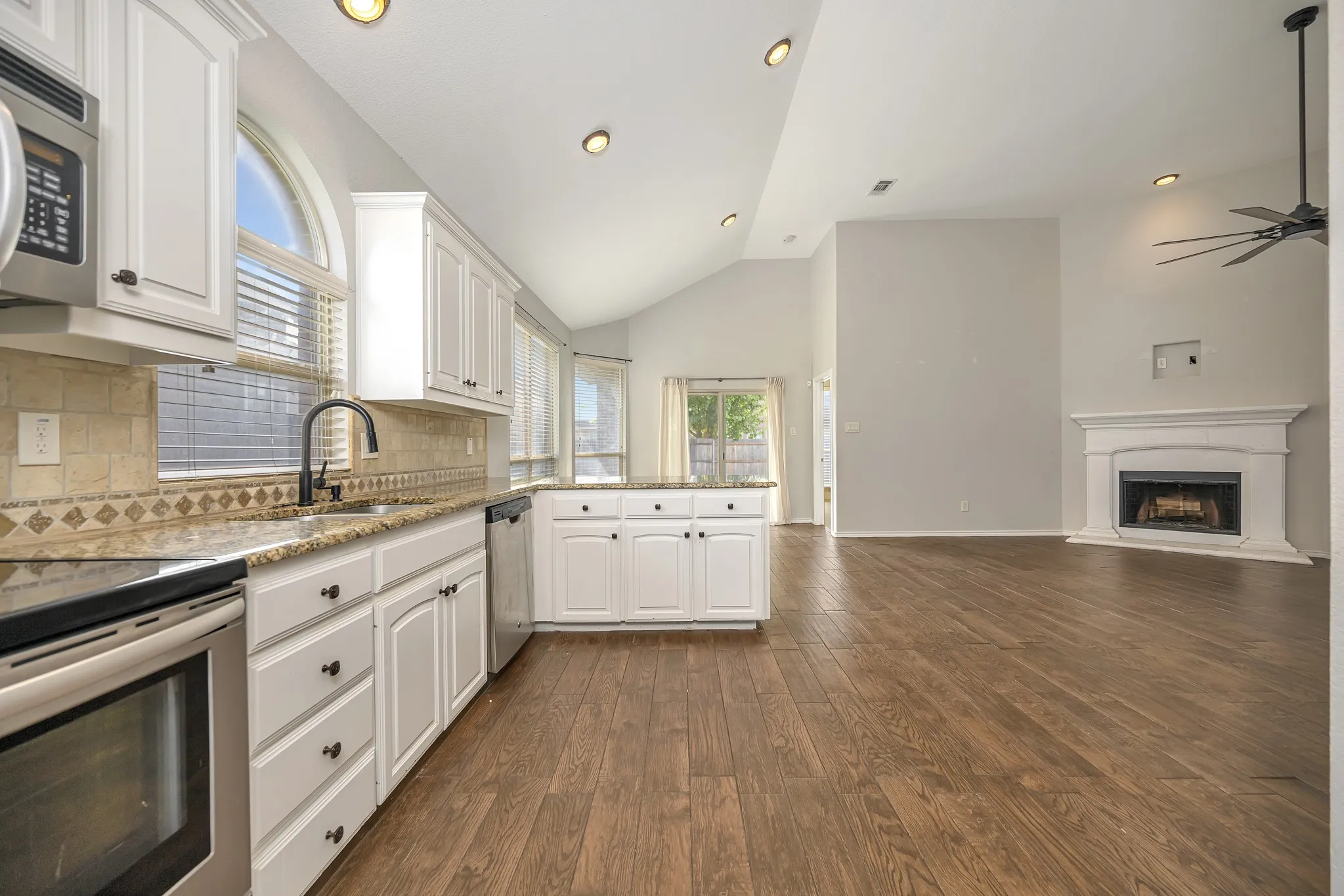Single Family Residence For Sale in Tarrant County , 545 Wild Ivy Trail, Fort Worth, Texas 76052, 3 Bedroom, 2 Bathroom, 2 Garage spaces, 1,609 Sqft, built in 2012, mls#21329358, Real Estate Agent in Fort Worth, Homes For Sale in Tarrant county, Homes For Sale in Fort Worth, Realtor in Fort Worth Texas, Real Estate Brokerage Independent Realty Texas, Luminita Cordes Realtor