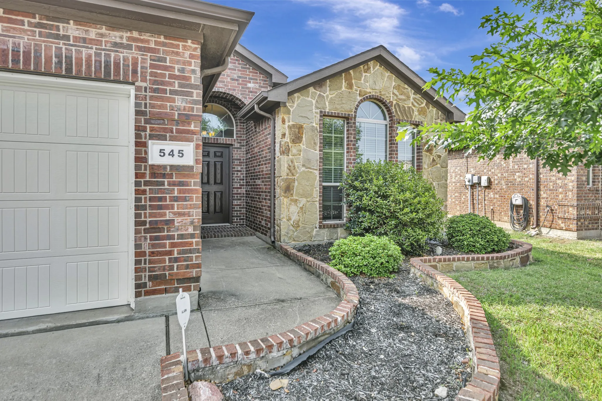 Single Family Residence For Sale in Tarrant County , 545 Wild Ivy Trail, Fort Worth, Texas 76052, 3 Bedroom, 2 Bathroom, 2 Garage spaces, 1,609 Sqft, built in 2012, mls#21329358, Real Estate Agent in Fort Worth, Homes For Sale in Tarrant county, Homes For Sale in Fort Worth, Realtor in Fort Worth Texas, Real Estate Brokerage Independent Realty Texas, Luminita Cordes Realtor