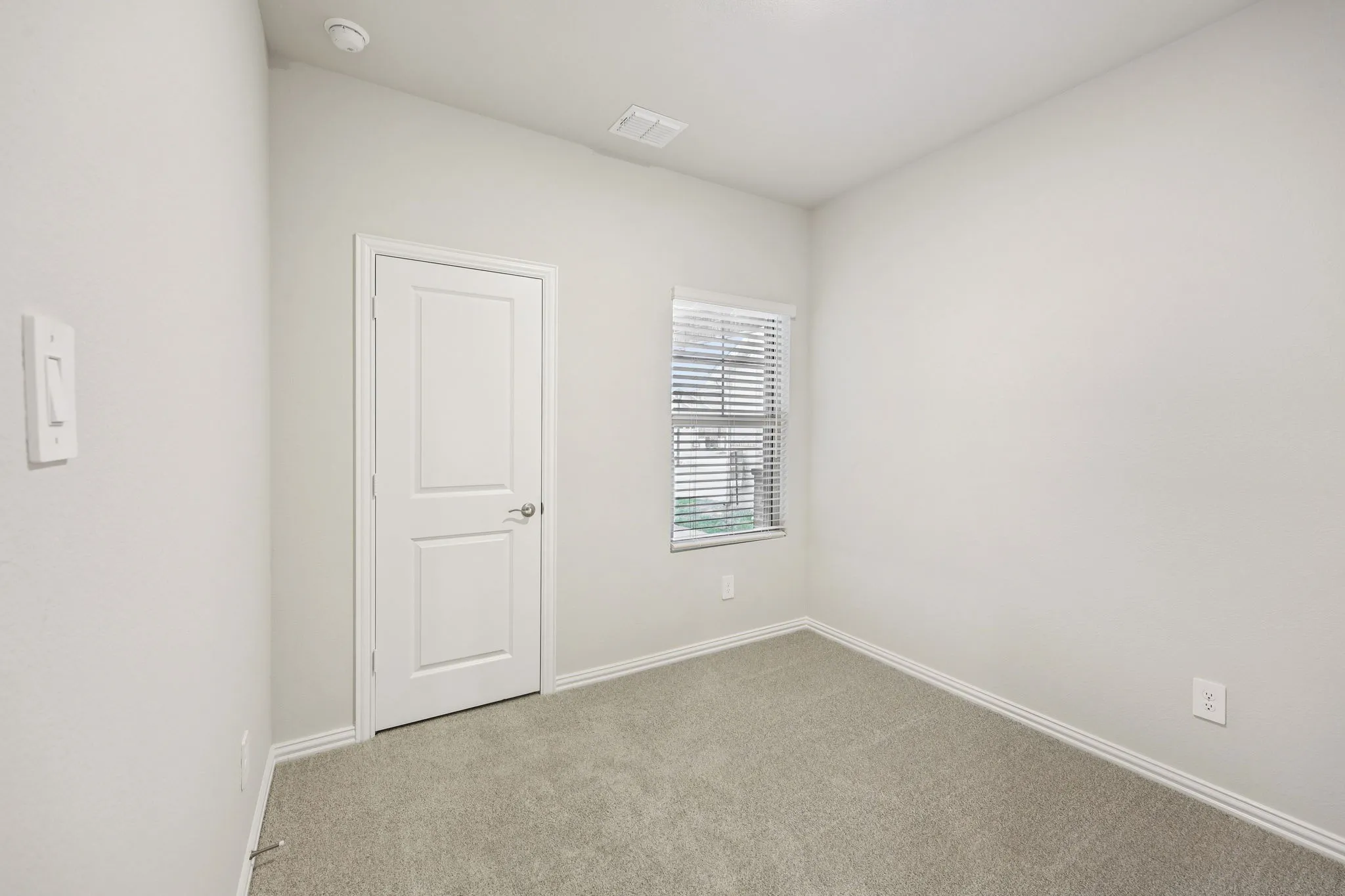  Photo is not of the actual home, but is an inspirational photo of builder’s model home and may depict options, furnishings, and/or decorator features that are not included.
