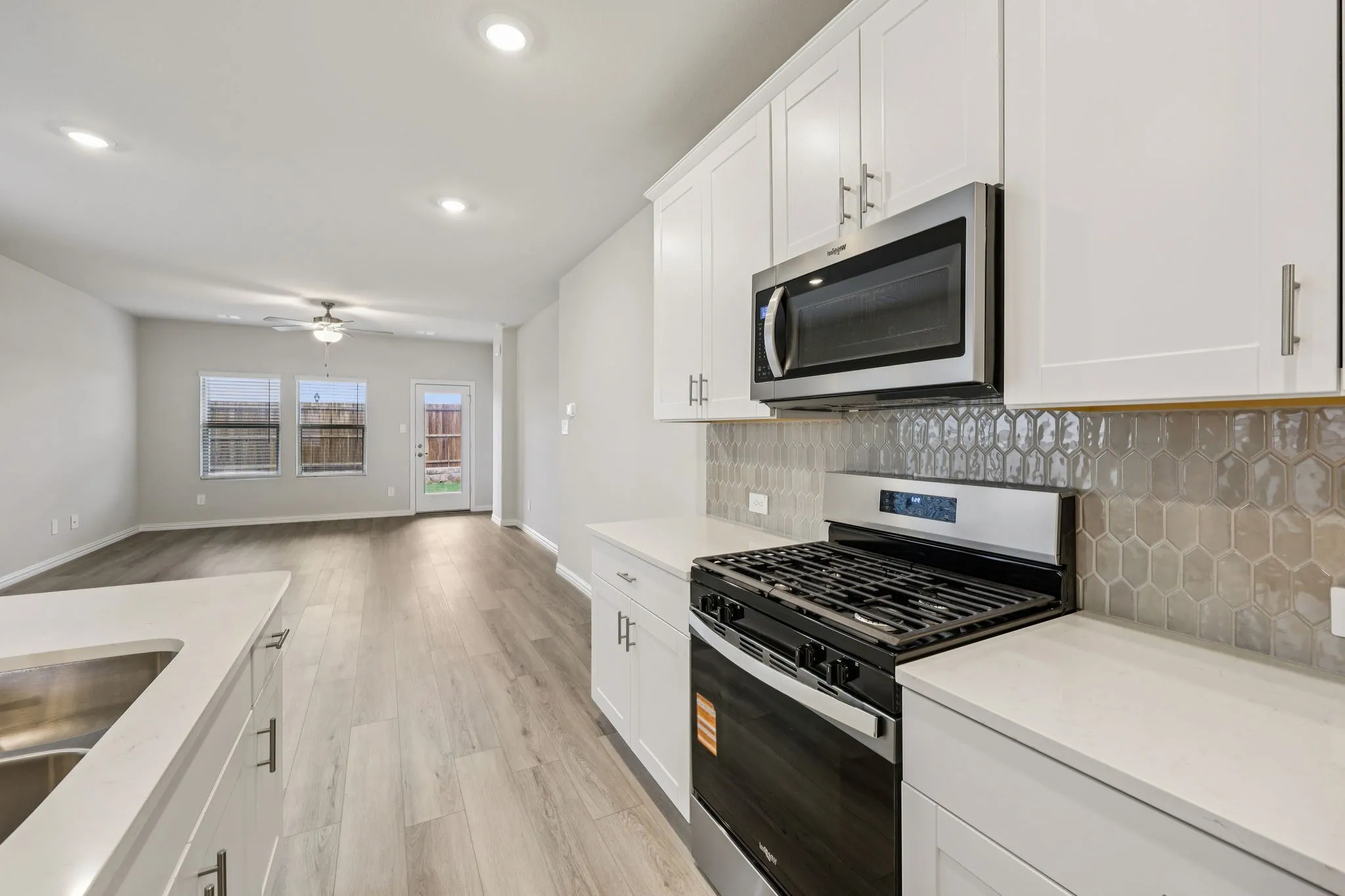  Photo is not of the actual home, but is an inspirational photo of builder’s model home and may depict options, furnishings, and/or decorator features that are not included.
