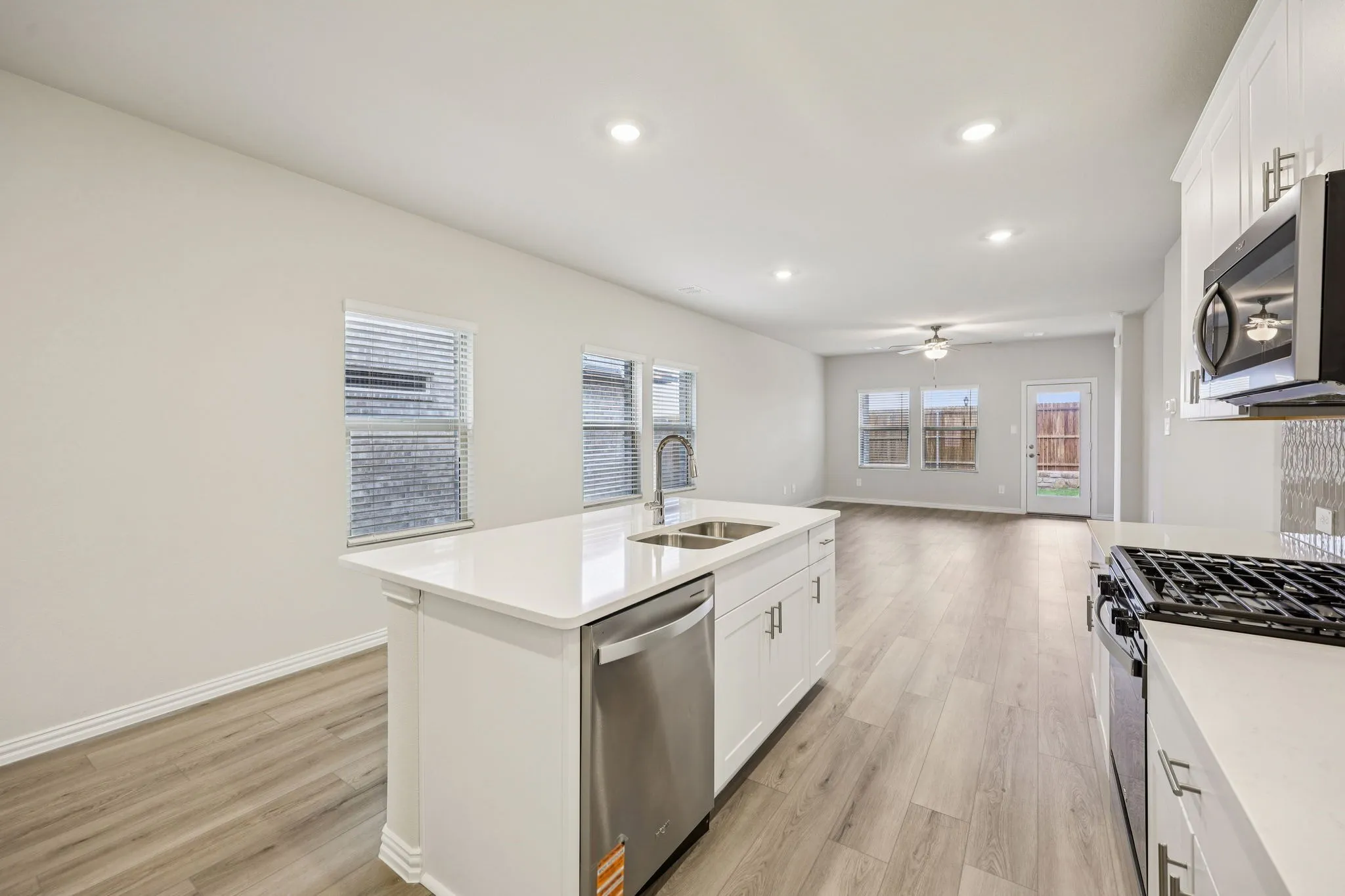  Photo is not of the actual home, but is an inspirational photo of builder’s model home and may depict options, furnishings, and/or decorator features that are not included.
