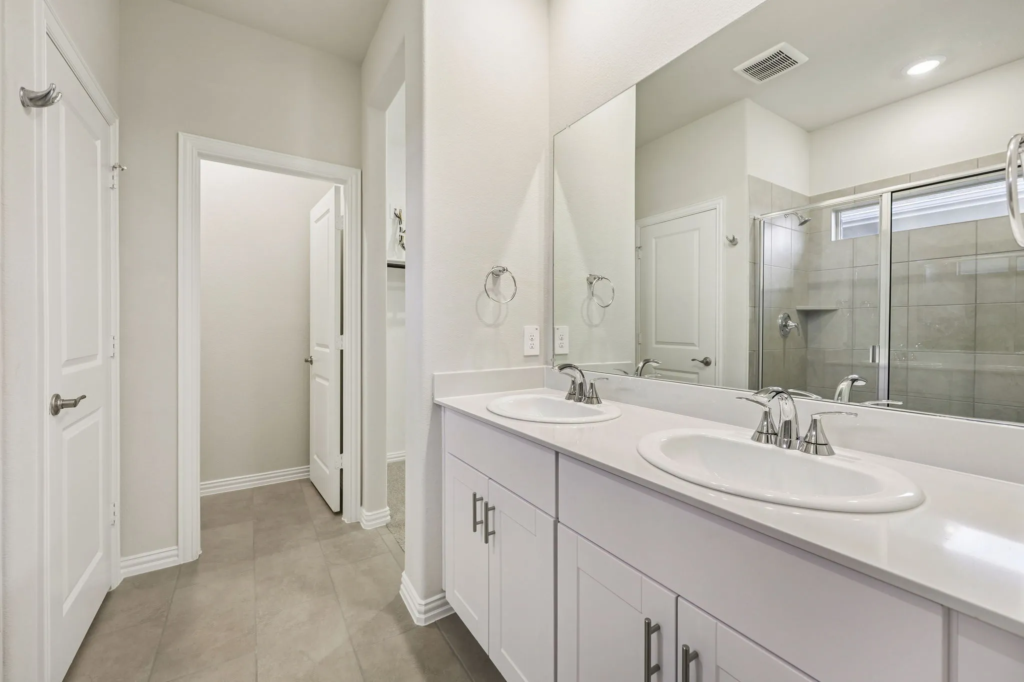  Photo is not of the actual home, but is an inspirational photo of builder’s model home and may depict options, furnishings, and/or decorator features that are not included.
