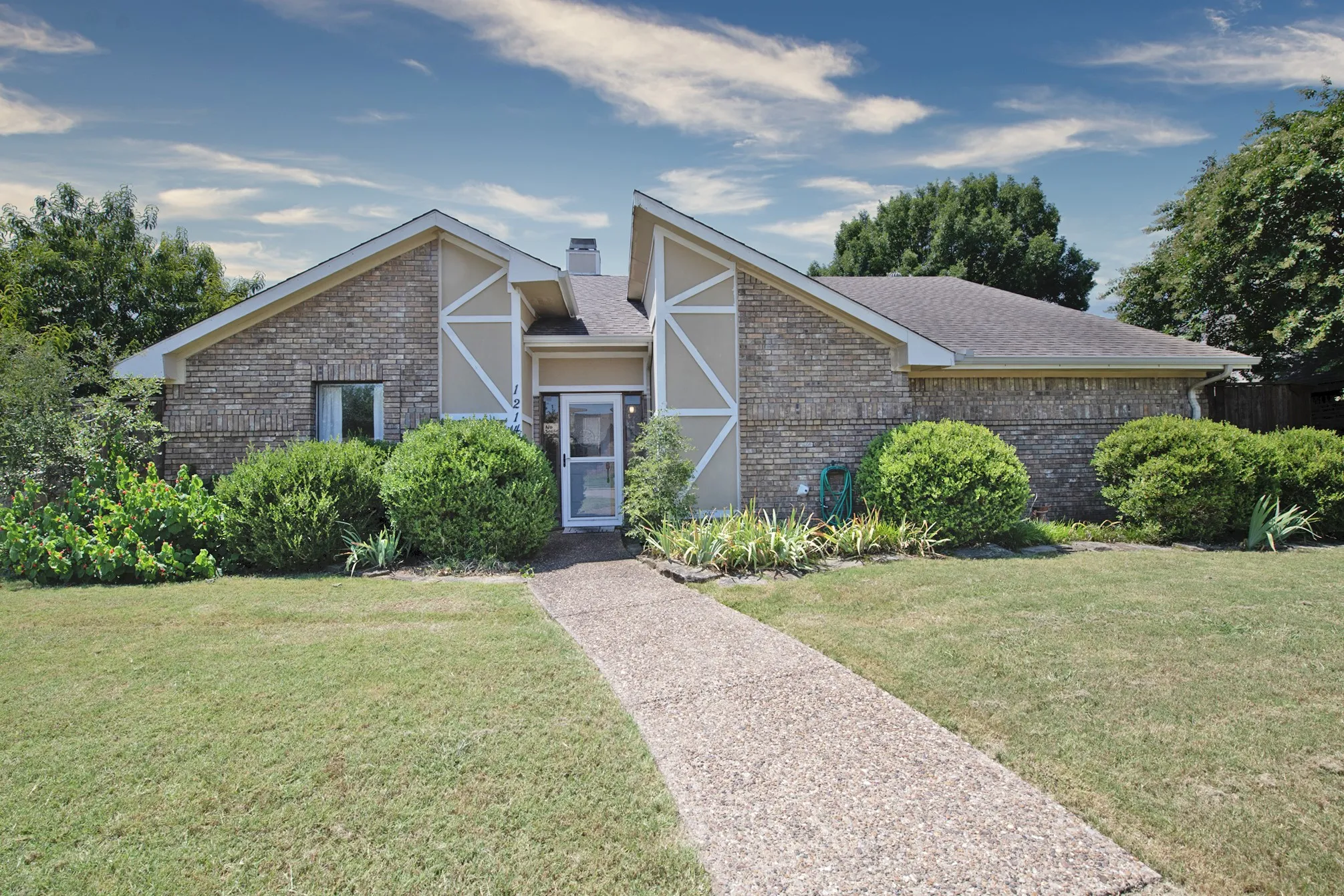 Single Family Residence For Sale in Collin County , 1214 Clearview Drive, Allen, Texas 75002, 3 Bedroom, 3 Bathroom, 2 Garage spaces, 1,836 Sqft, built in 1983, mls#21330978, Real Estate Agent in Allen, Homes For Sale in Collin county, Homes For Sale in Allen, Realtor in Allen Texas, Real Estate Brokerage Independent Realty Texas, Luminita Cordes Realtor