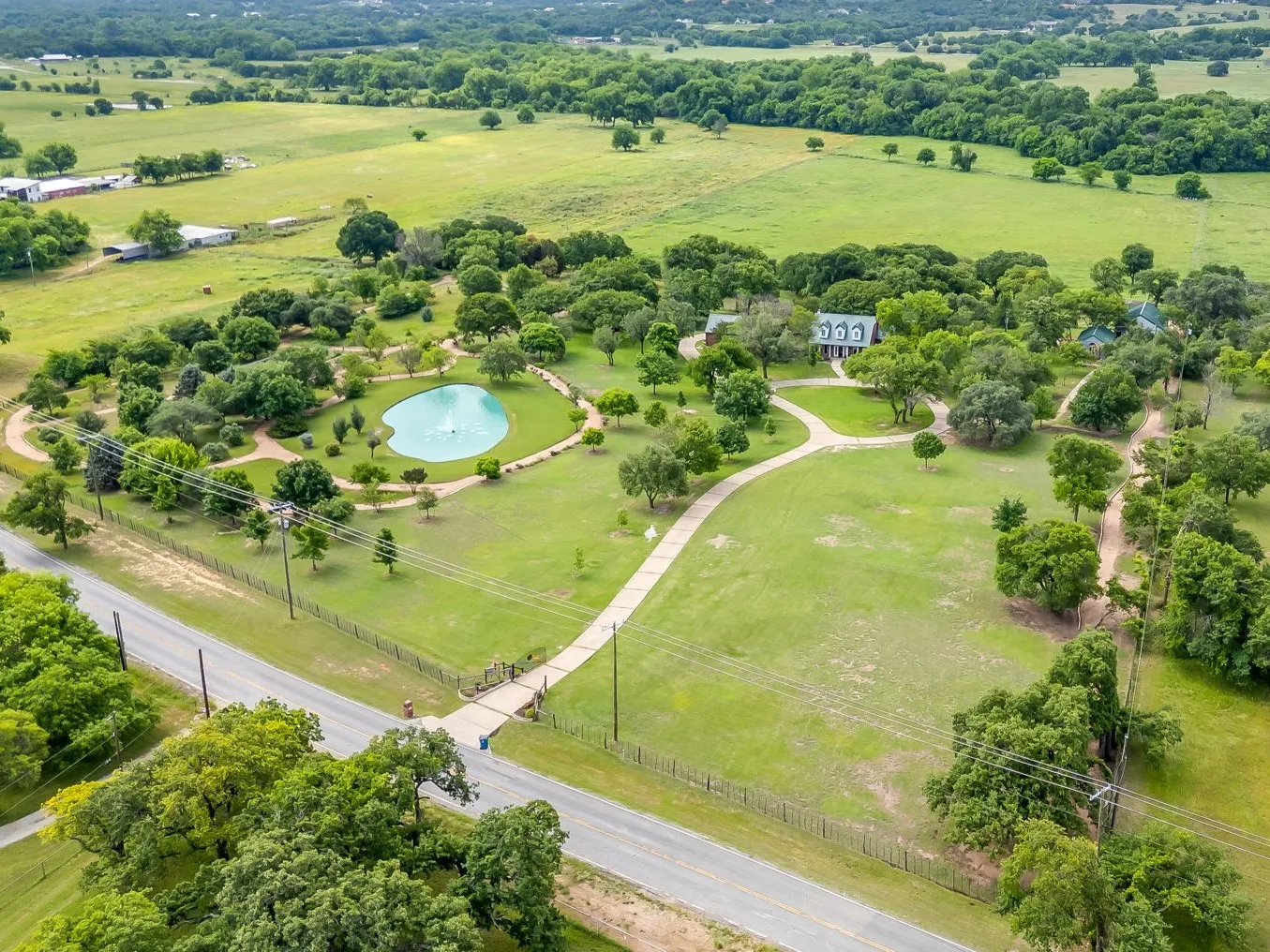 Single Family Residence For Sale in Parker County , 4600 E Bankhead Highway, Hudson Oaks, Texas 76087, 5 Bedroom, 6 Bathroom, 5 Garage spaces, 4,003 Sqft, built in 1986, mls#21330702, Real Estate Agent in Hudson Oaks, Homes For Sale in Parker county, Homes For Sale in Hudson Oaks, Realtor in Hudson Oaks Texas, Real Estate Brokerage Independent Realty Texas, Luminita Cordes Realtor