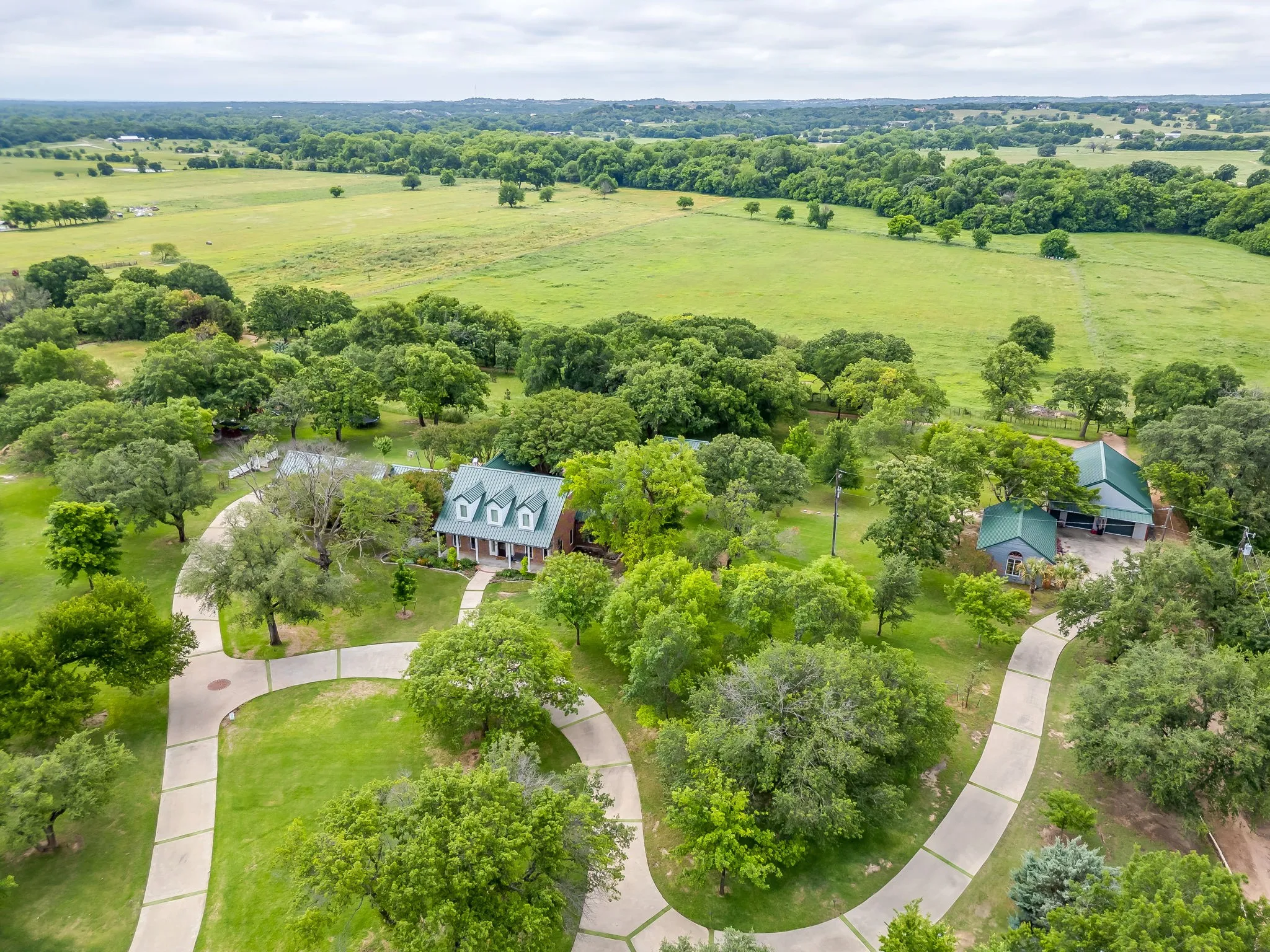 Single Family Residence For Sale in Parker County , 4600 E Bankhead Highway, Hudson Oaks, Texas 76087, 5 Bedroom, 6 Bathroom, 5 Garage spaces, 4,003 Sqft, built in 1986, mls#21330702, Real Estate Agent in Hudson Oaks, Homes For Sale in Parker county, Homes For Sale in Hudson Oaks, Realtor in Hudson Oaks Texas, Real Estate Brokerage Independent Realty Texas, Luminita Cordes Realtor
