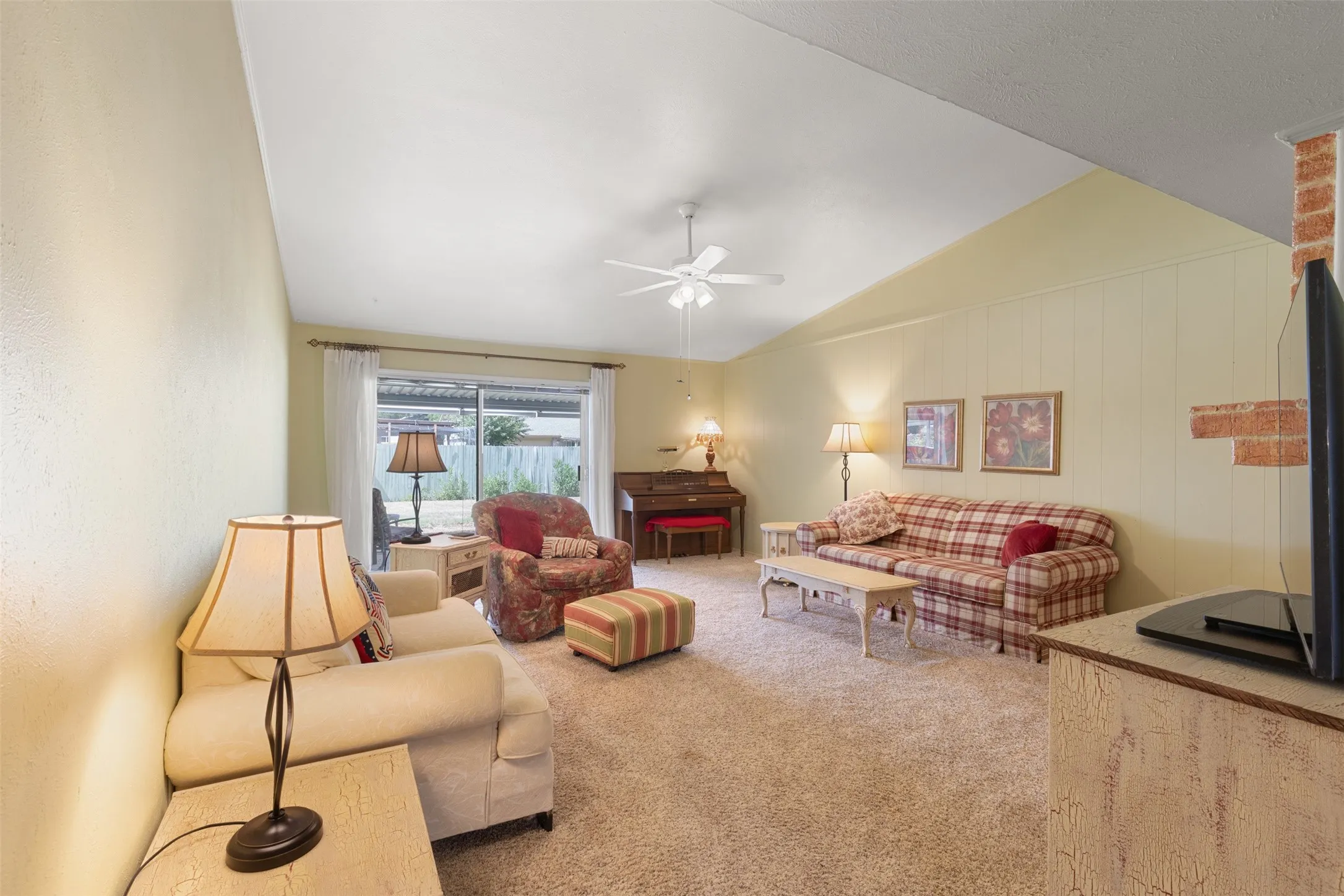 Single Family Residence For Sale in Dallas County , 2825 Pinewood Drive, Garland, Texas 75044, 3 Bedroom, 2 Bathroom, Garage spaces, 1,933 Sqft, built in 1973, mls#21324414, Real Estate Agent in Garland, Homes For Sale in Dallas county, Homes For Sale in Garland, Realtor in Garland Texas, Real Estate Brokerage Independent Realty Texas, Luminita Cordes Realtor