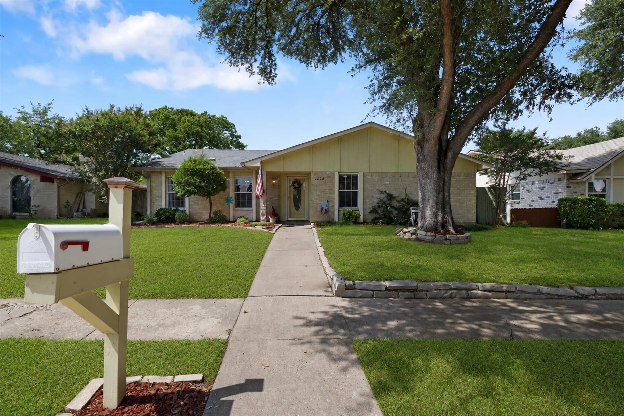 Inviting curb appeal begins with a magnificent mature Live Oak, professionally maintained landscaping, fresh hardwood mulch, and an expansive lawn. 0.2 miles to the neighborhood Bisby Park and Rec Center