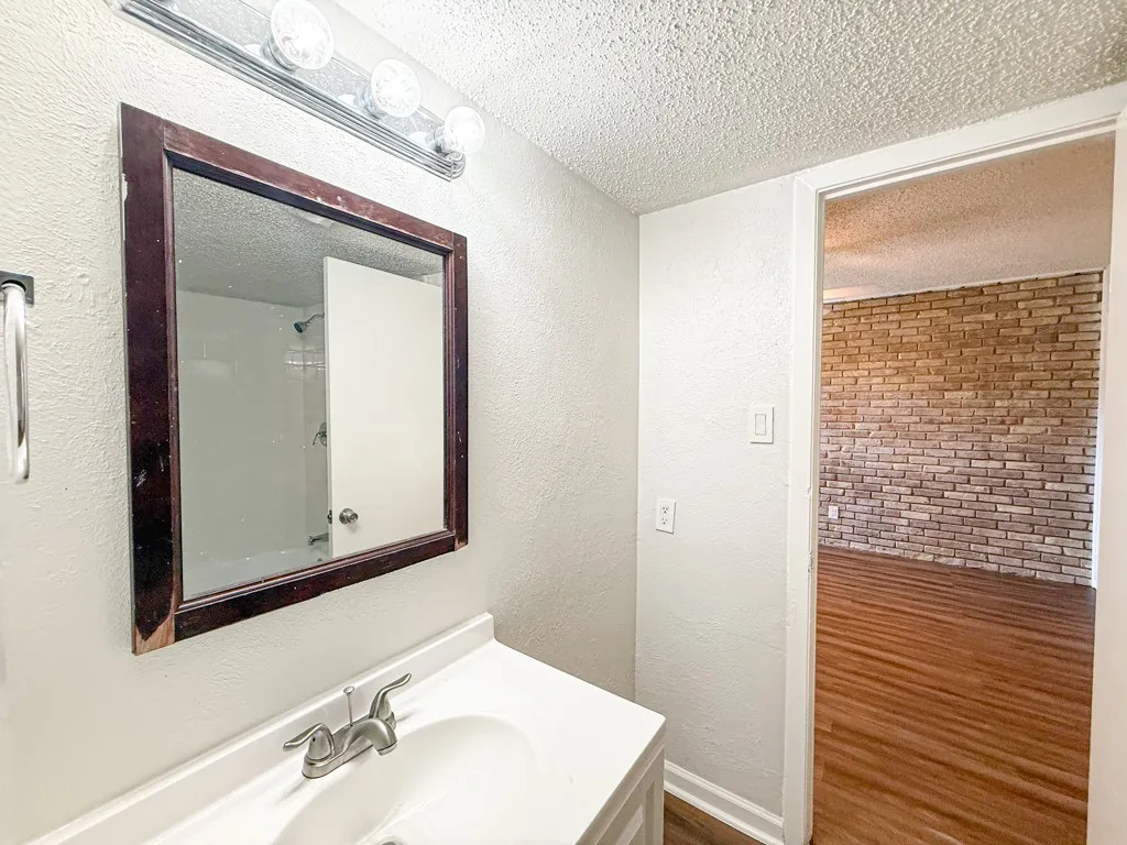Apartment For Rent in Dallas County , 2833 Kings Road 210, Dallas, Texas 75219, 1 Bedroom, 1 Bathroom, Garage spaces, 630 Sqft, built in 1964, mls#21331002, Real Estate Agent in Dallas, Homes For Rent in Dallas county, Homes For Rent in Dallas, Realtor in Dallas Texas, Real Estate Brokerage Independent Realty Texas, Luminita Cordes Realtor